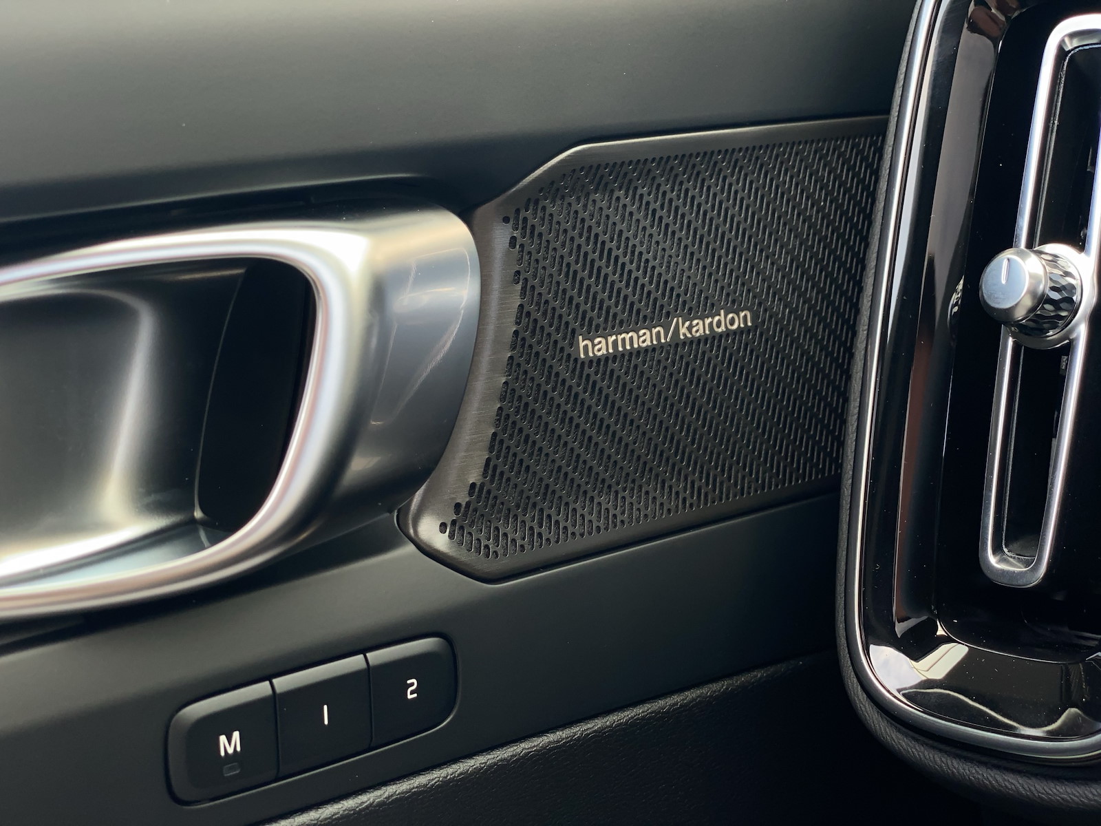 VOLVO XC40 2.0 B3 MH Plus Dark-image-14