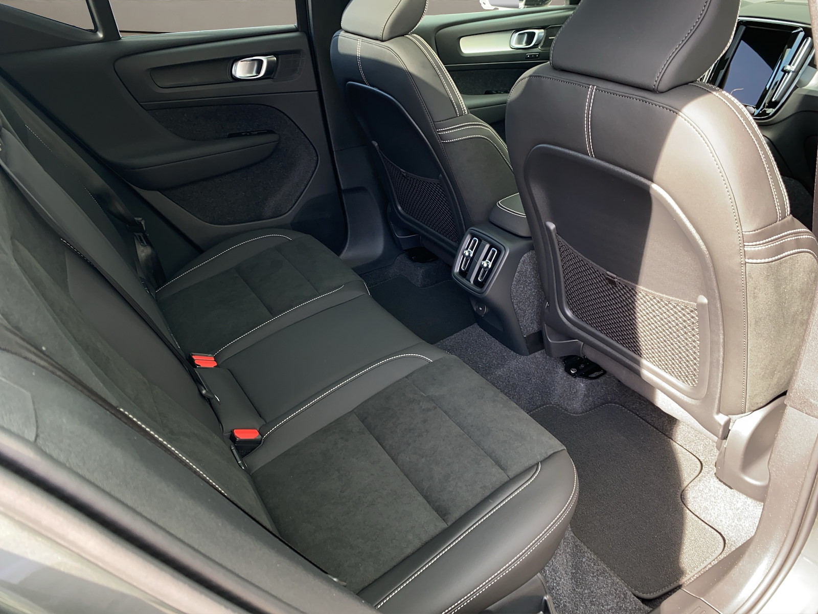 VOLVO XC40 2.0 B3 MH Plus Dark-image-11