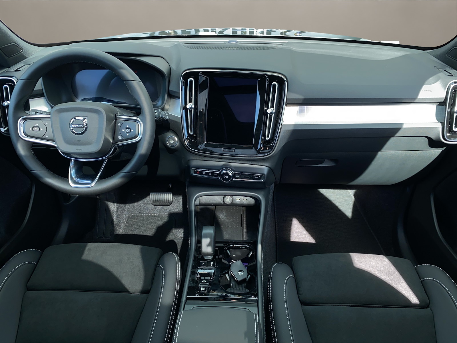 VOLVO XC40 2.0 B3 MH Plus Dark-image-12