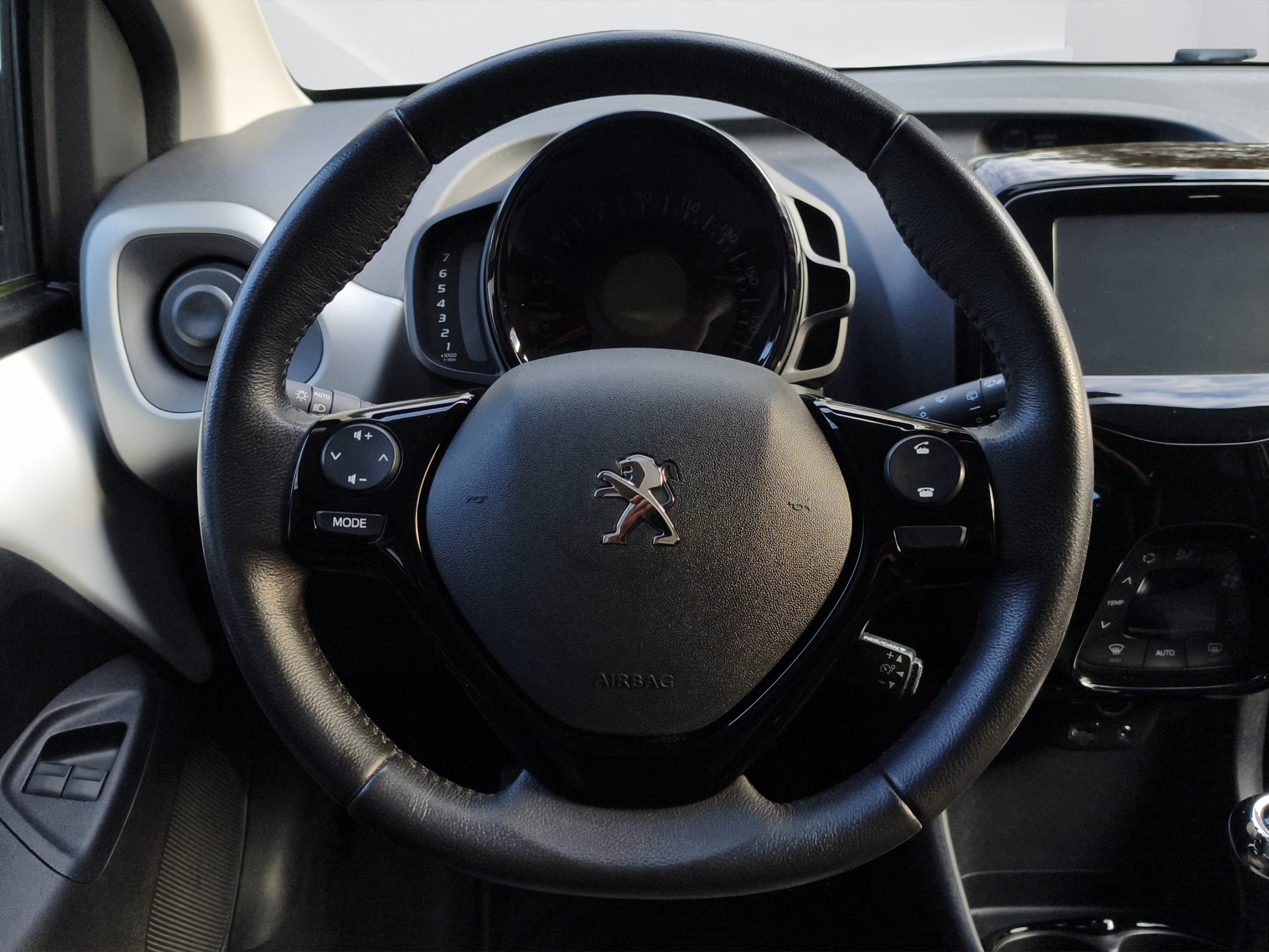 PEUGEOT 108 1.2 VTi Allure-image-11