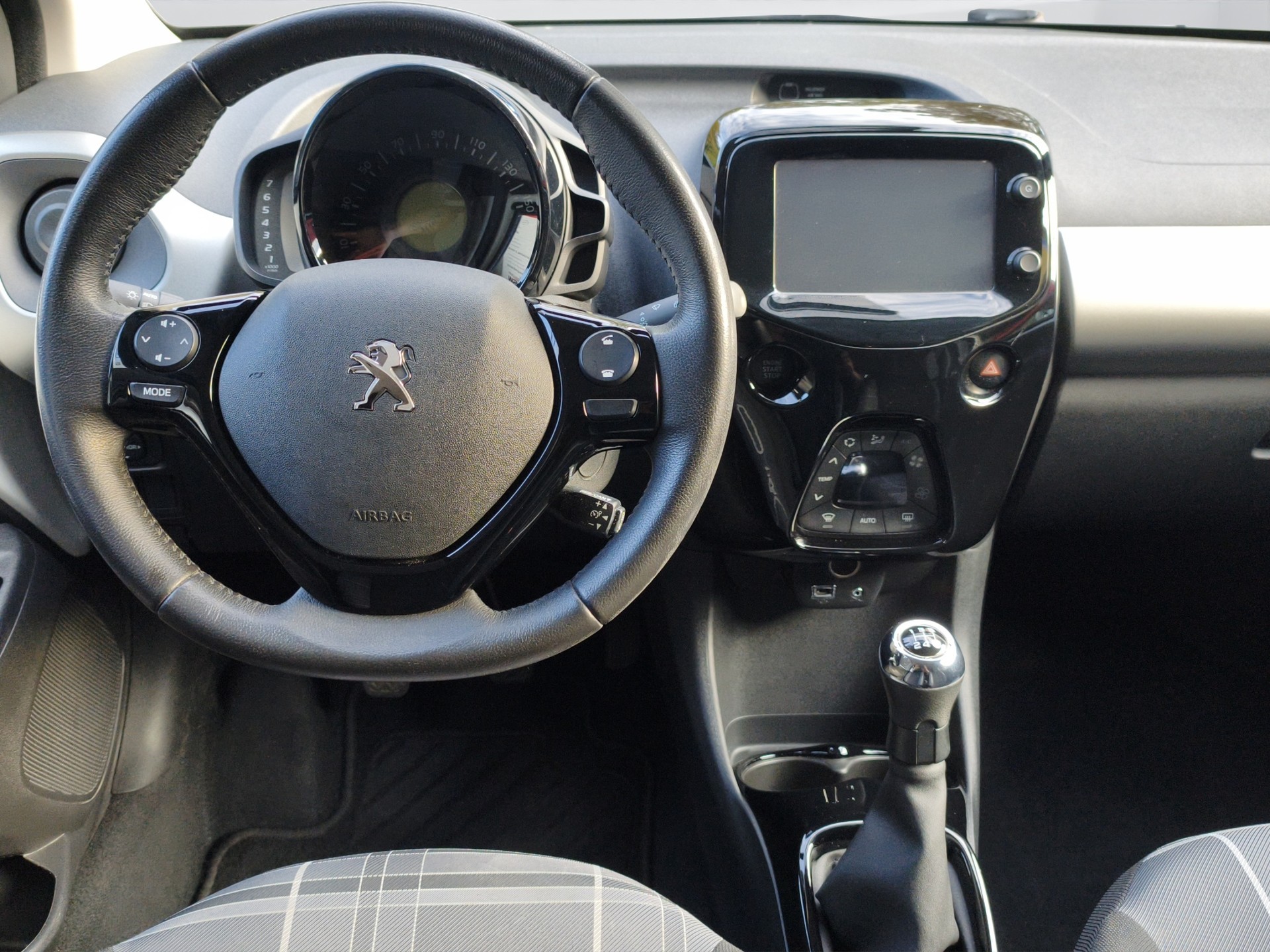 PEUGEOT 108 1.2 VTi Allure-image-10