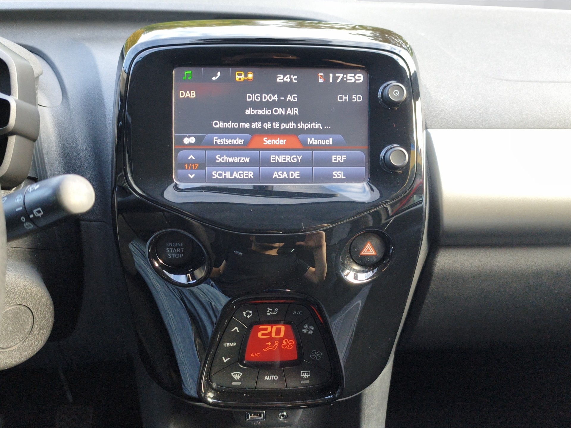 PEUGEOT 108 1.2 VTi Allure-image-13