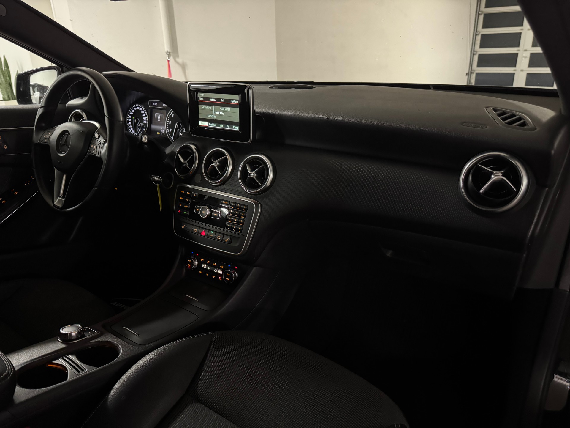 MERCEDES-BENZ A 200 Style 7G-DCT-image-13