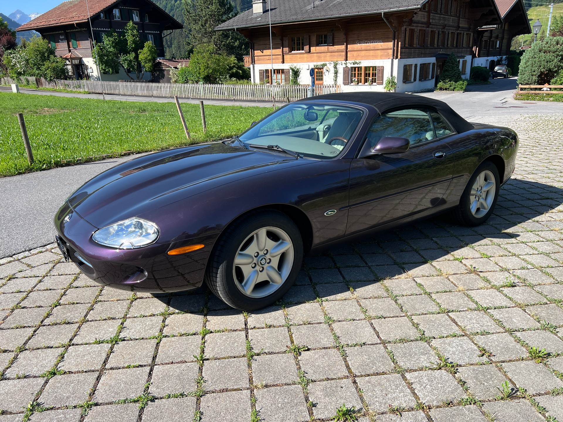 JAGUAR XK8 Convertible-image-2