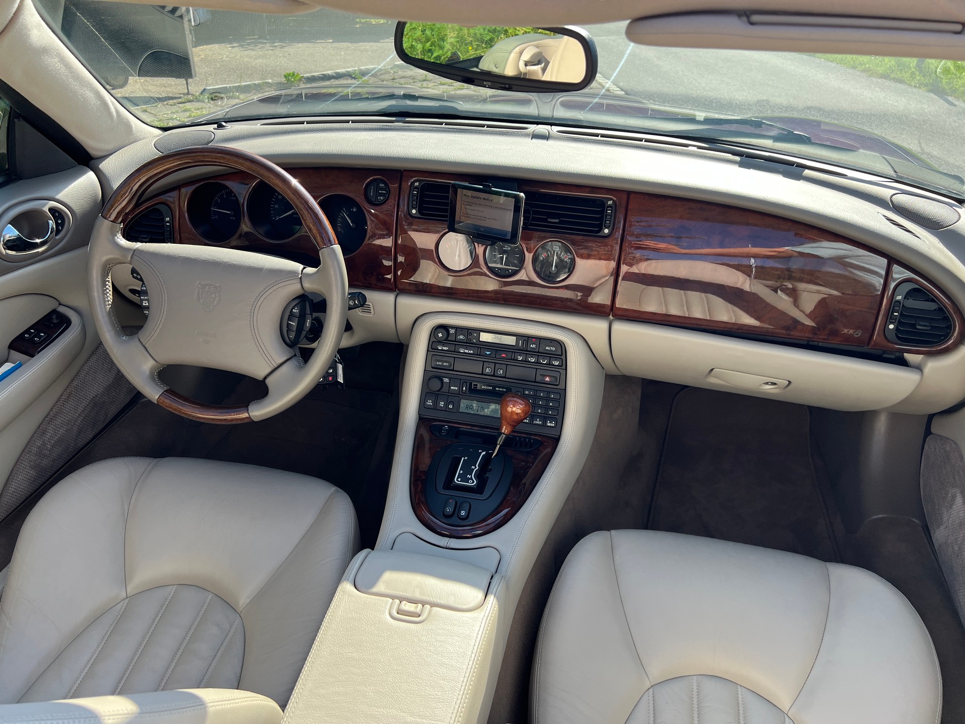 JAGUAR XK8 Convertible-image-3