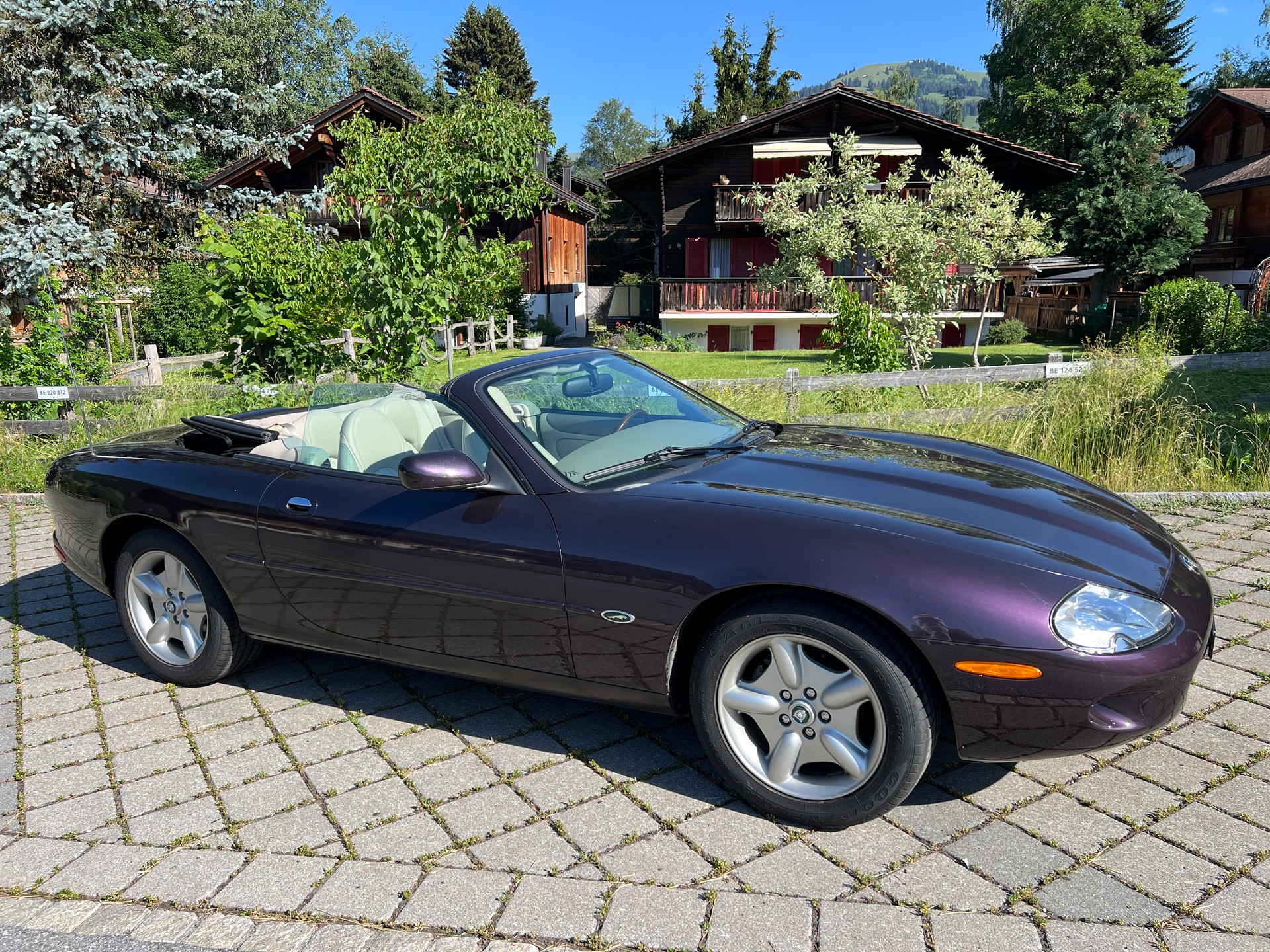 JAGUAR XK8 Convertible-image-0