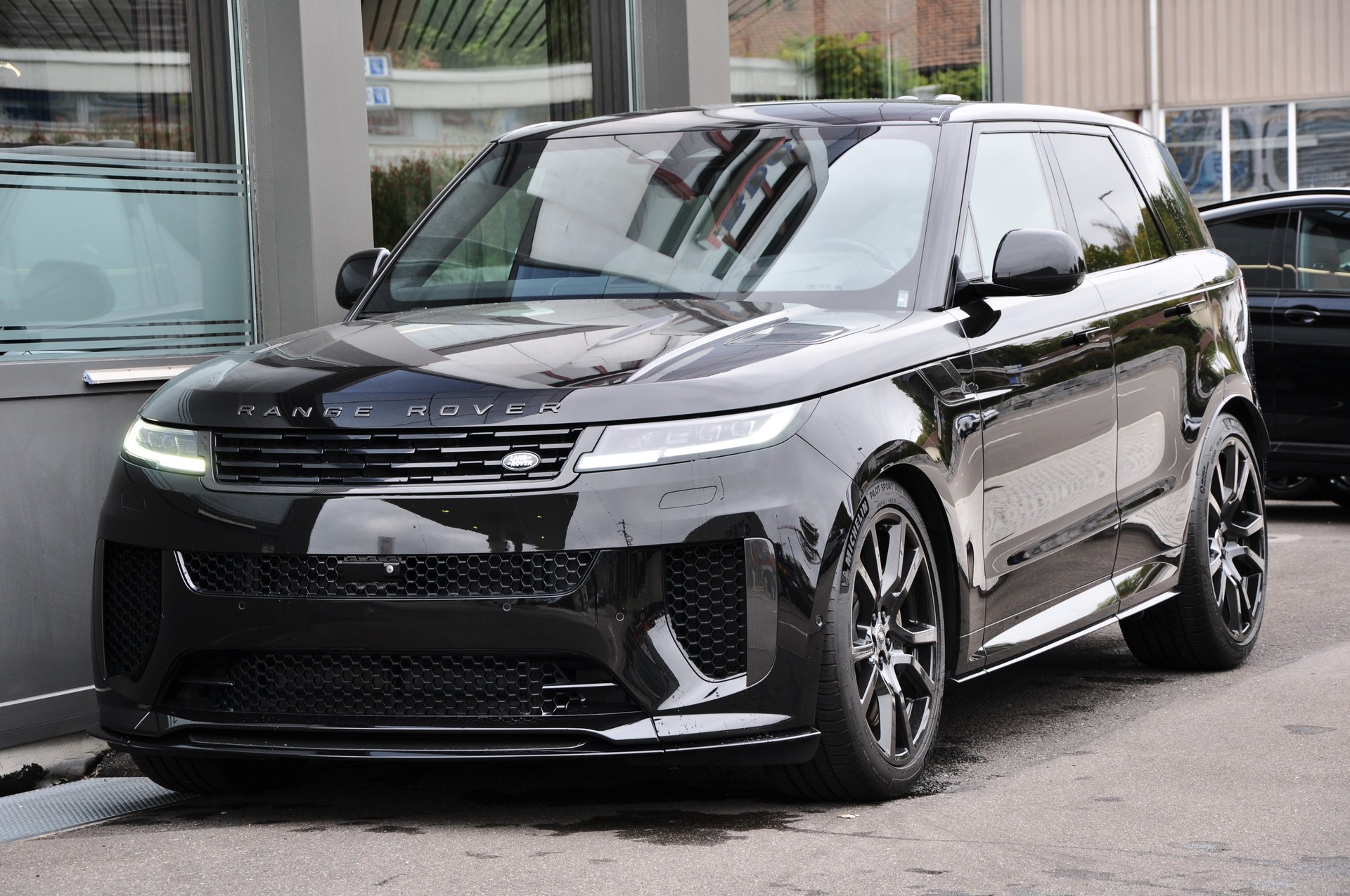 LAND ROVER Range Rover Sport P635 4.4 V8 SV Edition One-image-3