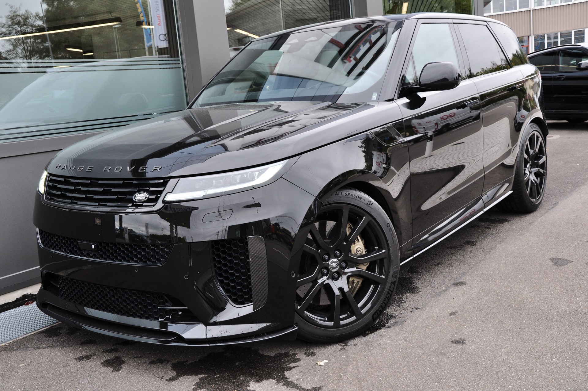LAND ROVER Range Rover Sport P635 4.4 V8 SV Edition One-image-4