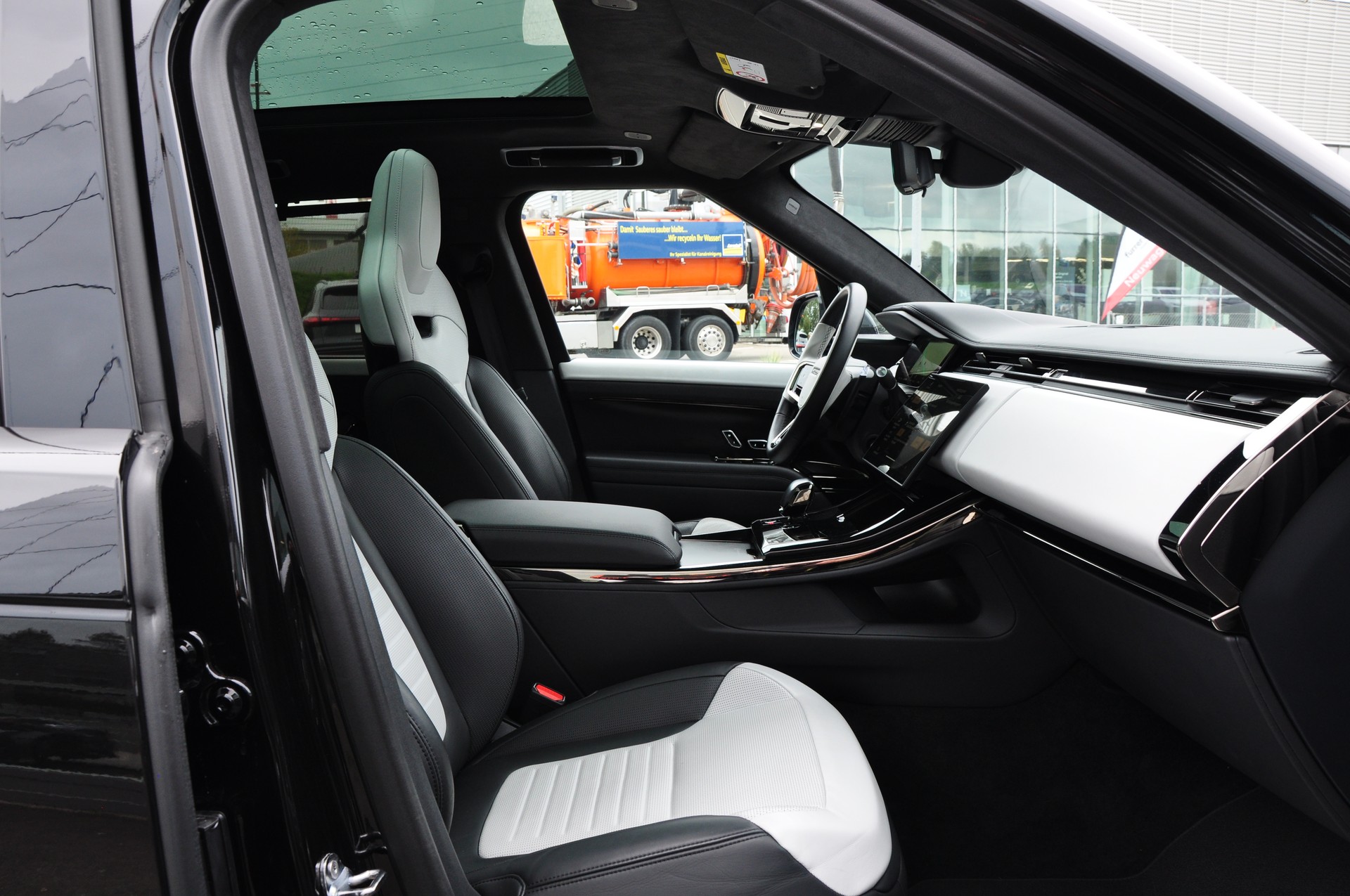 LAND ROVER Range Rover Sport P635 4.4 V8 SV Edition One-image-15