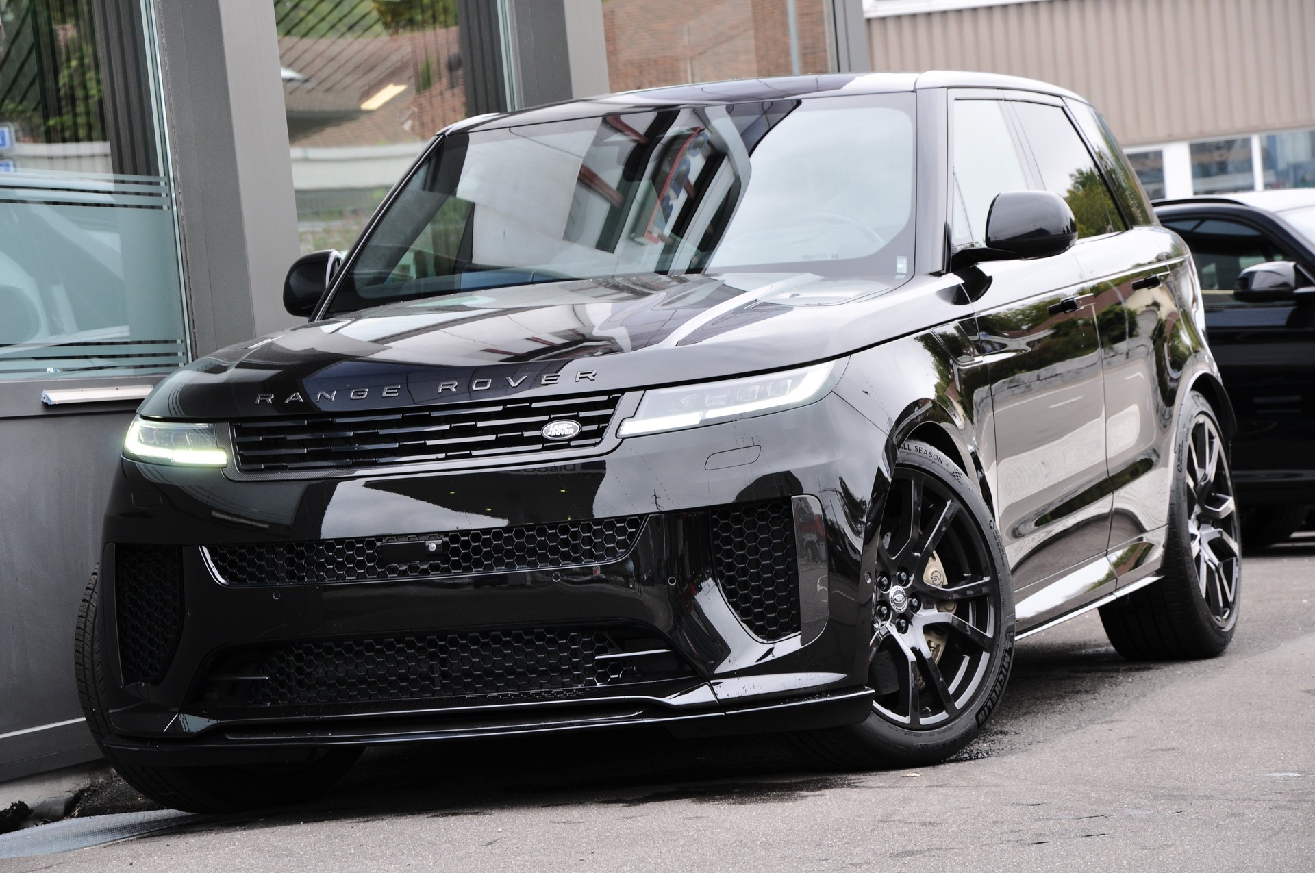 LAND ROVER Range Rover Sport P635 4.4 V8 SV Edition One-image-1