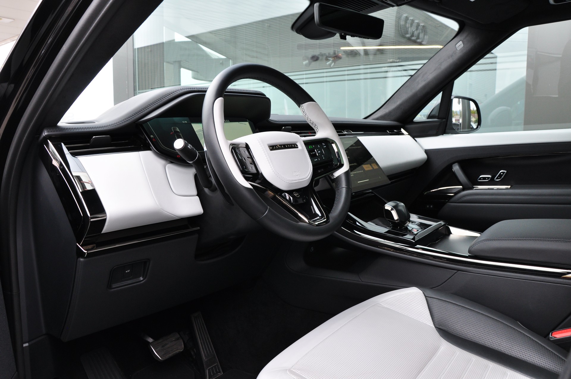 LAND ROVER Range Rover Sport P635 4.4 V8 SV Edition One-image-26
