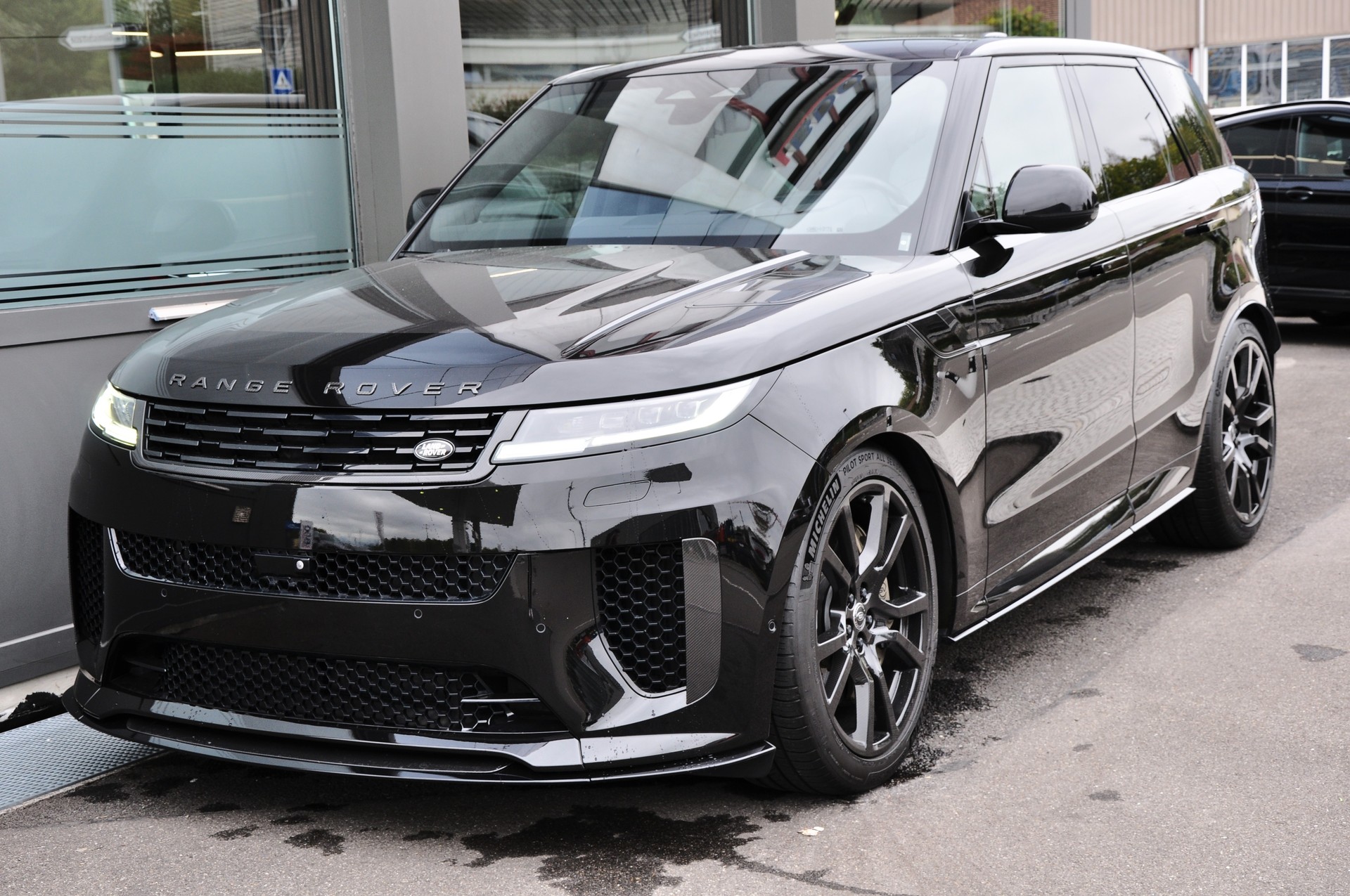 LAND ROVER Range Rover Sport P635 4.4 V8 SV Edition One-image-2