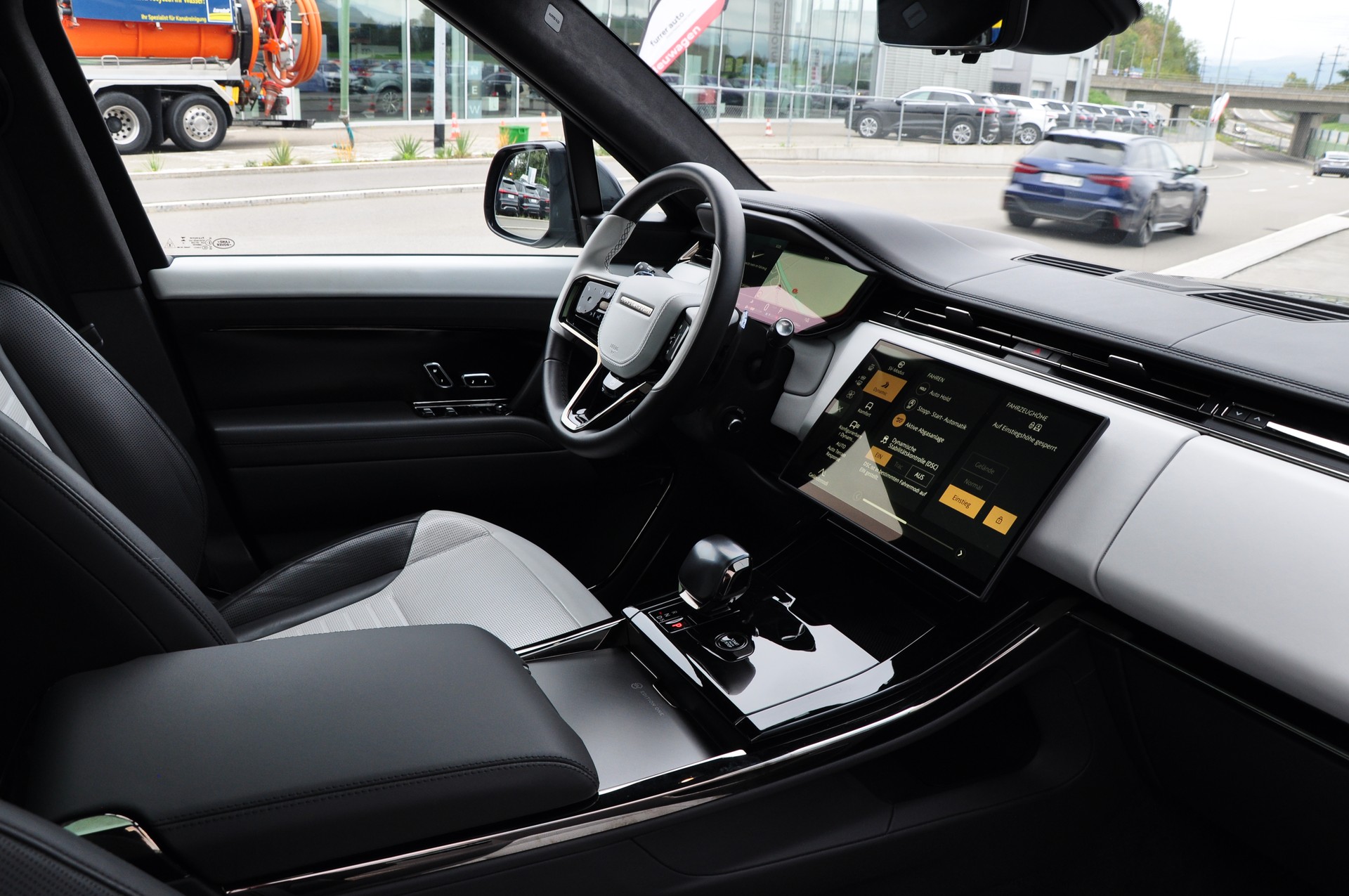 LAND ROVER Range Rover Sport P635 4.4 V8 SV Edition One-image-17