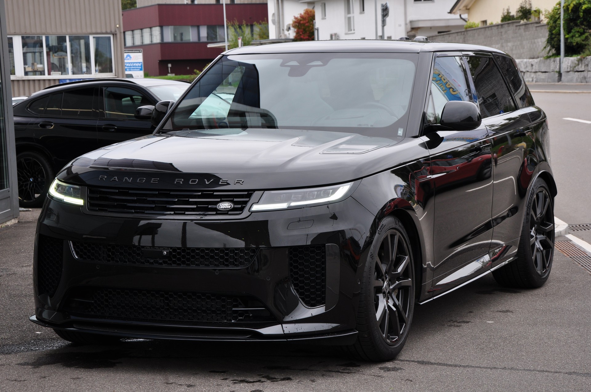 LAND ROVER Range Rover Sport P635 4.4 V8 SV Edition One-image-13