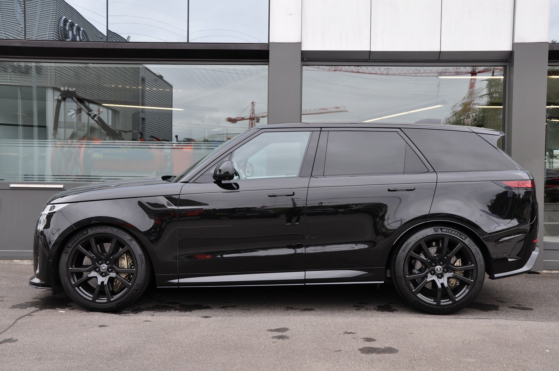 LAND ROVER Range Rover Sport P635 4.4 V8 SV Edition One-image-5