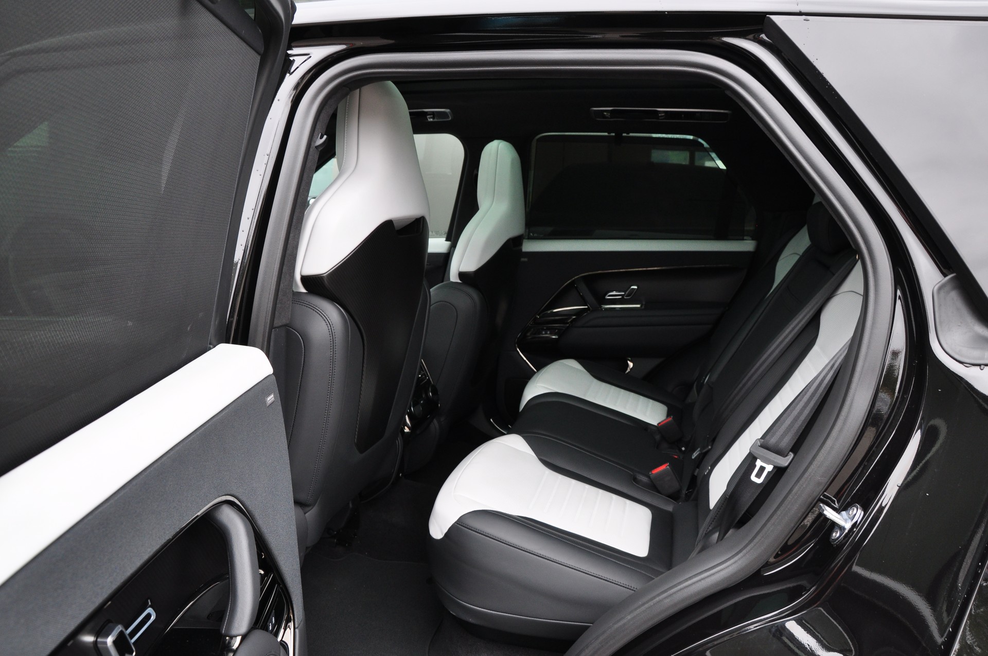 LAND ROVER Range Rover Sport P635 4.4 V8 SV Edition One-image-23