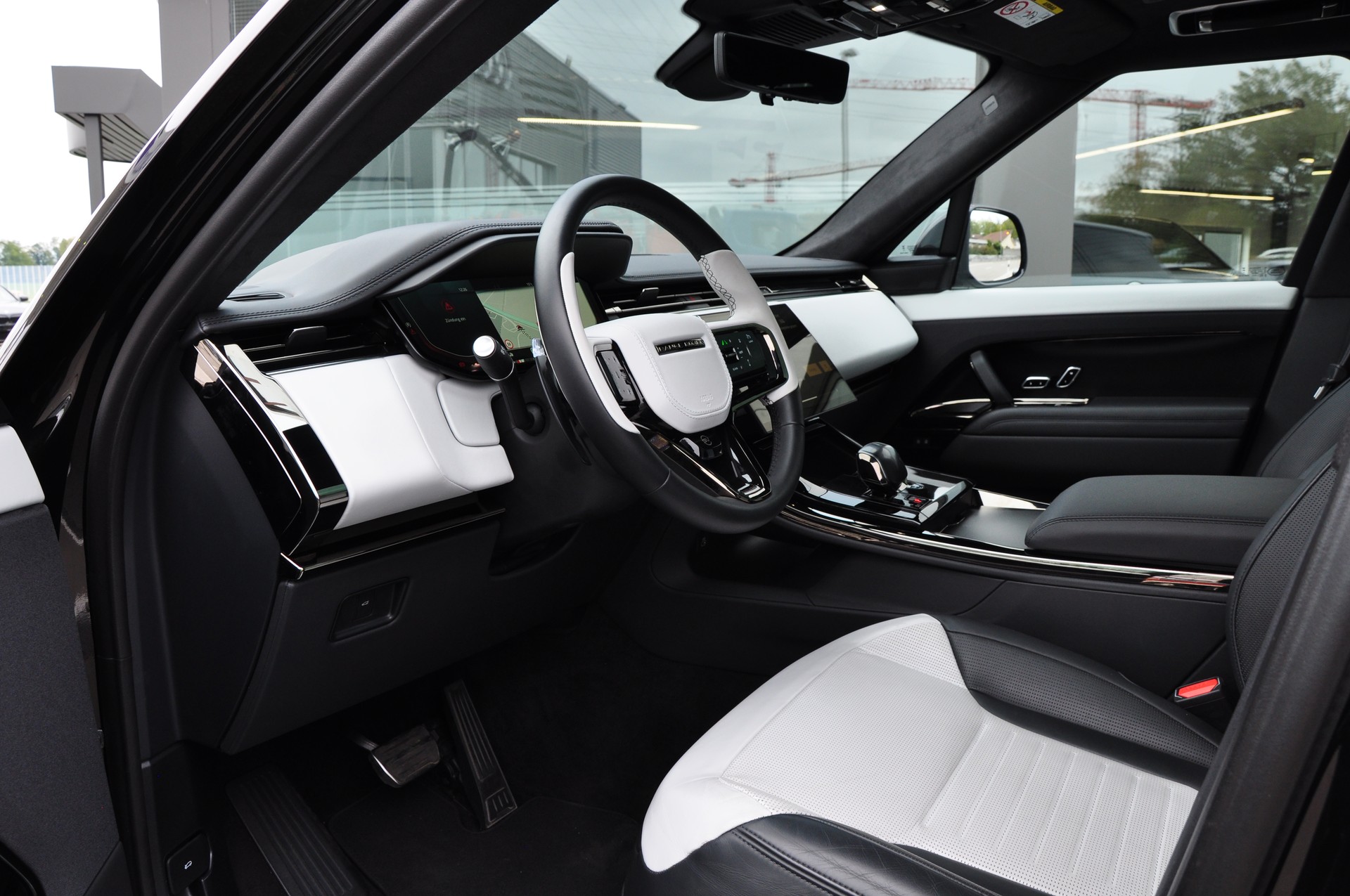 LAND ROVER Range Rover Sport P635 4.4 V8 SV Edition One-image-18