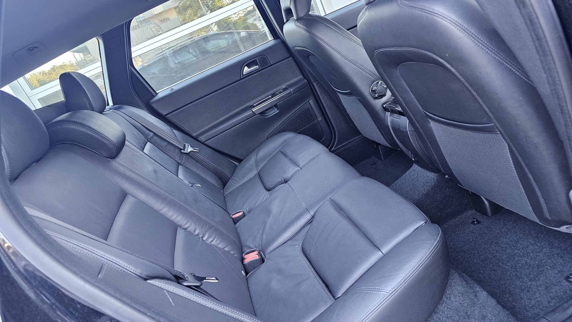 VOLVO V50 D3 R-Design-image-9