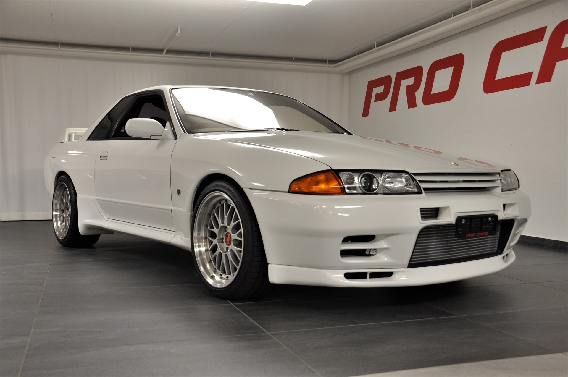 NISSAN Skyline R32 GT-R