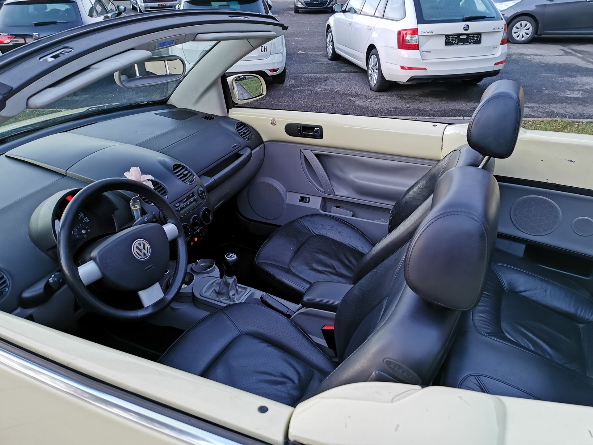 VW Beetle Cabrio 1.6-image-3