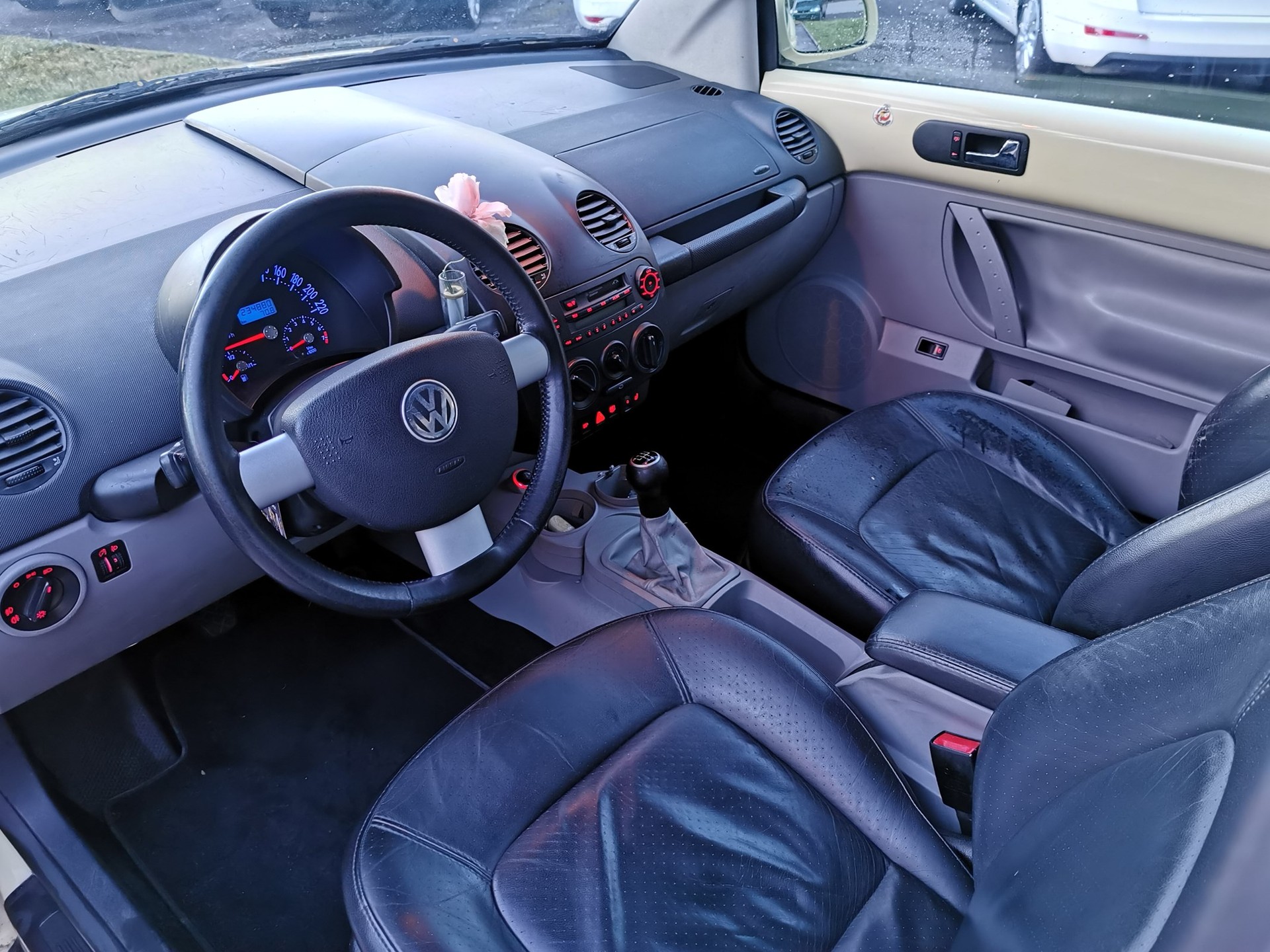 VW Beetle Cabrio 1.6-image-4