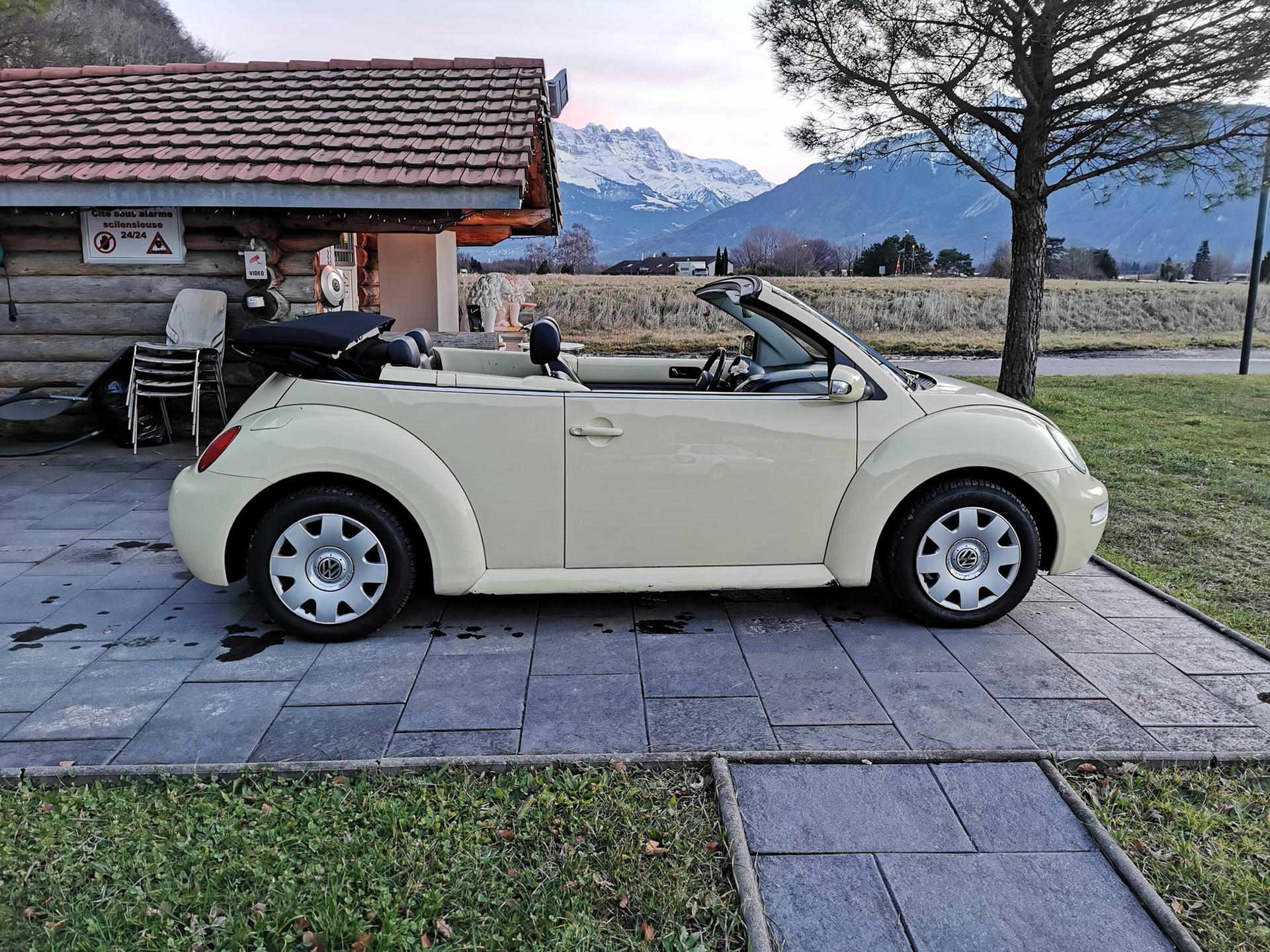 VW Beetle Cabrio 1.6-image-0