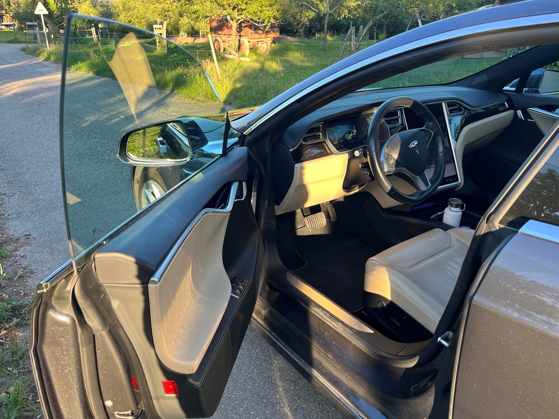 TESLA Model S 75 D-image-6