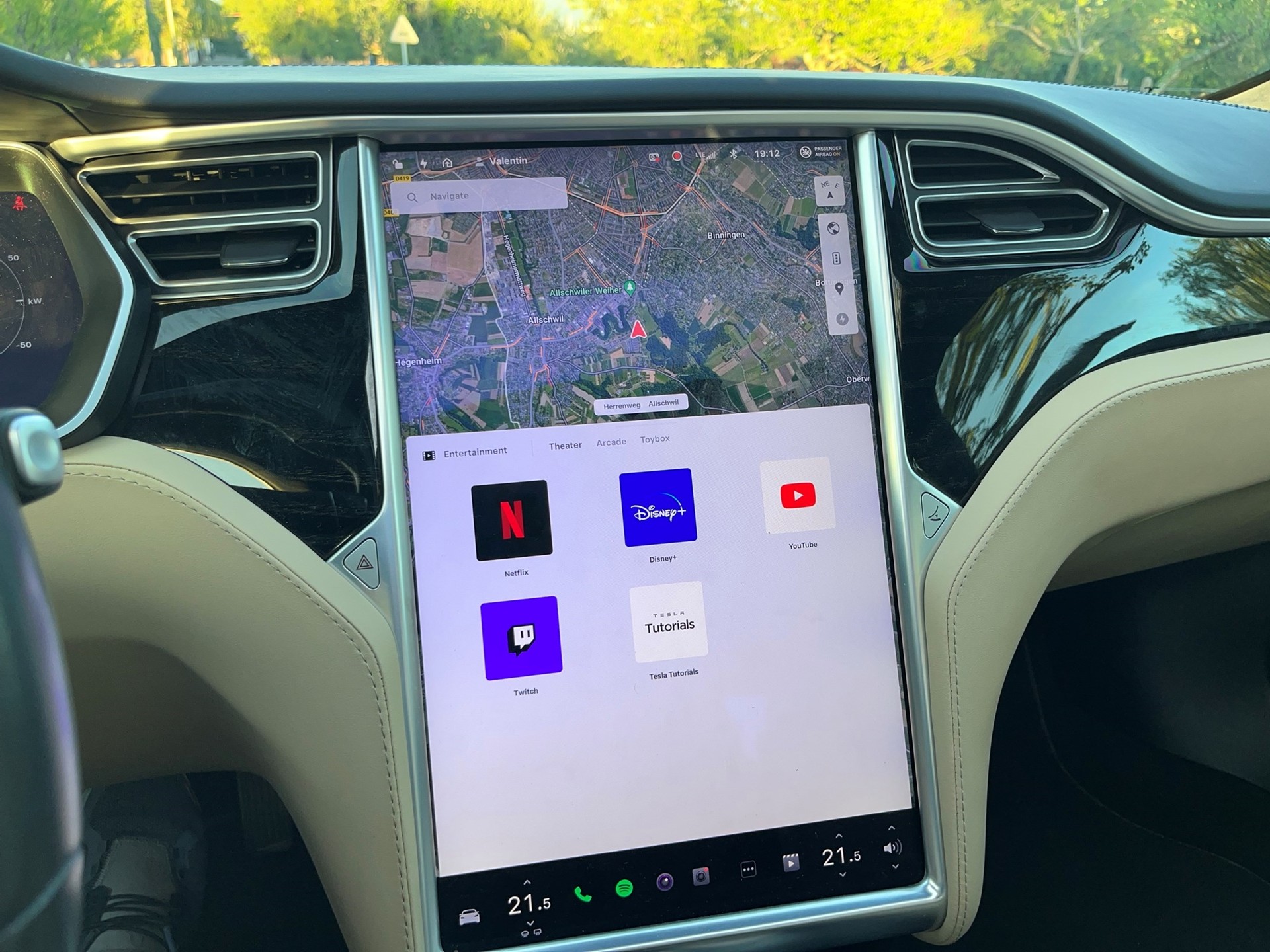 TESLA Model S 75 D-image-9
