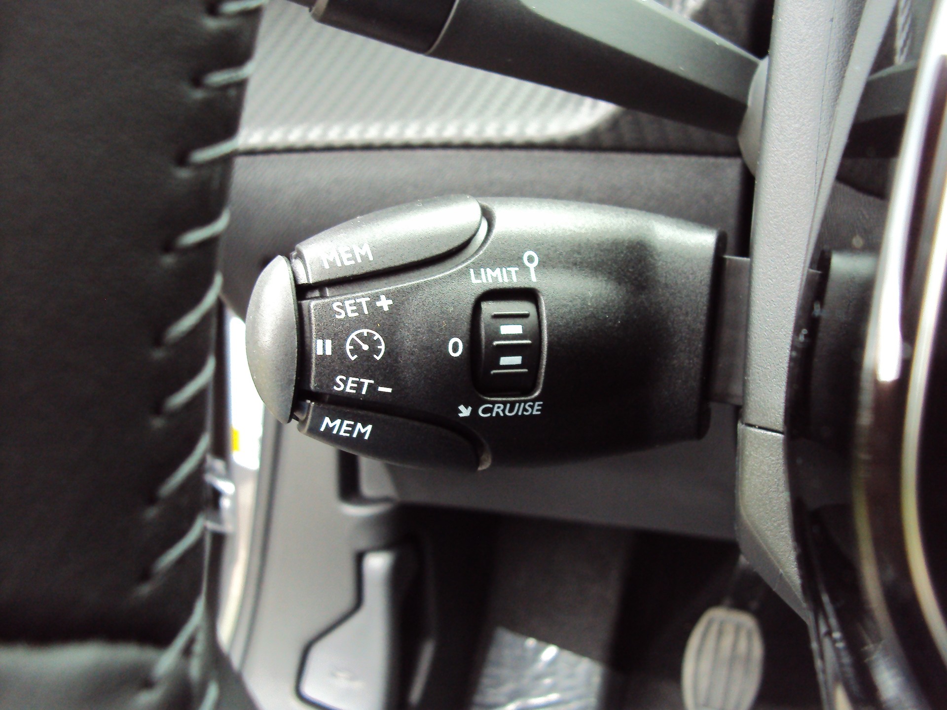 PEUGEOT 2008 1.2 PureTech Active-image-11