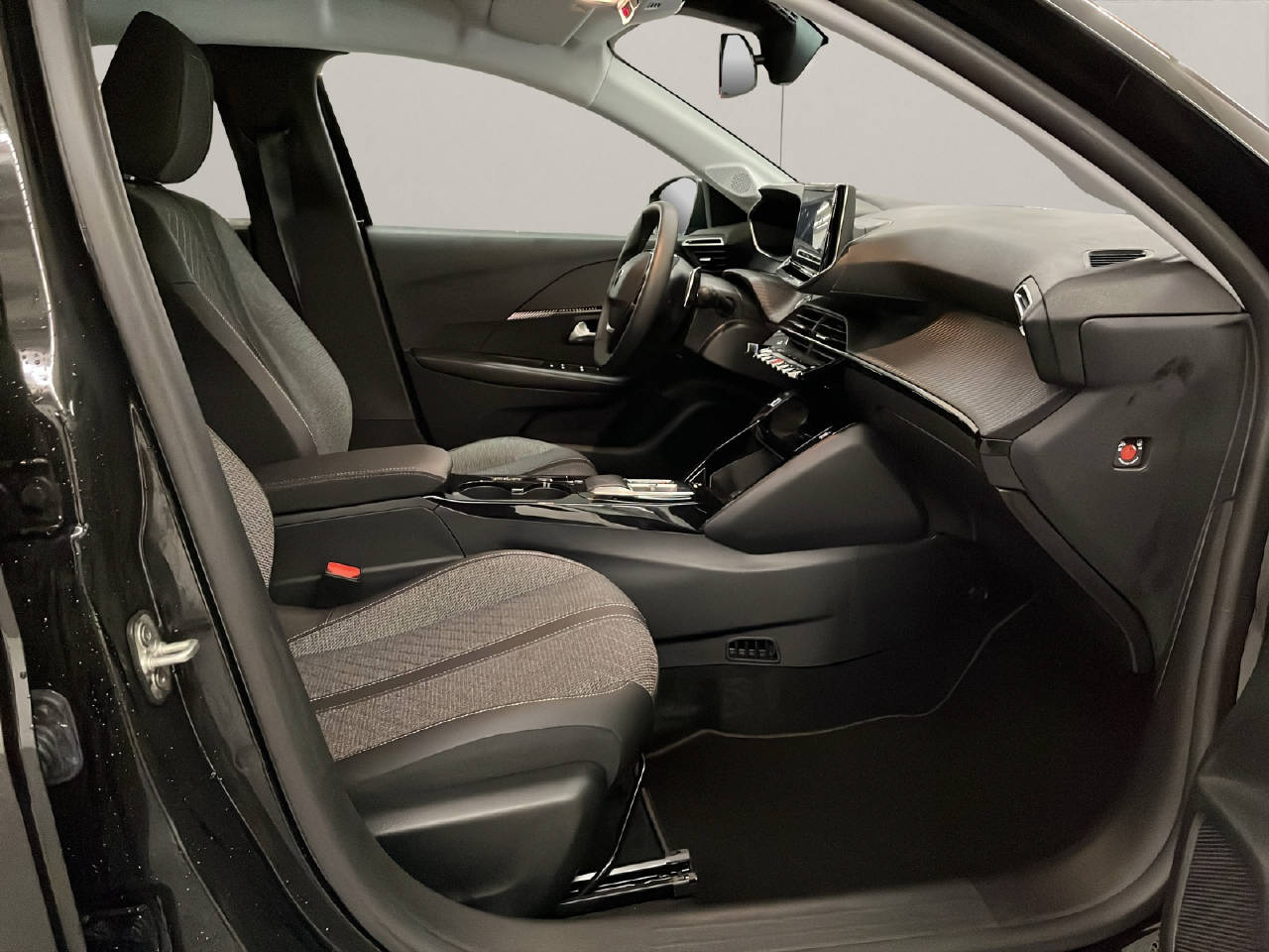 PEUGEOT 208 1.2 Hybrid Allure Premium-image-10