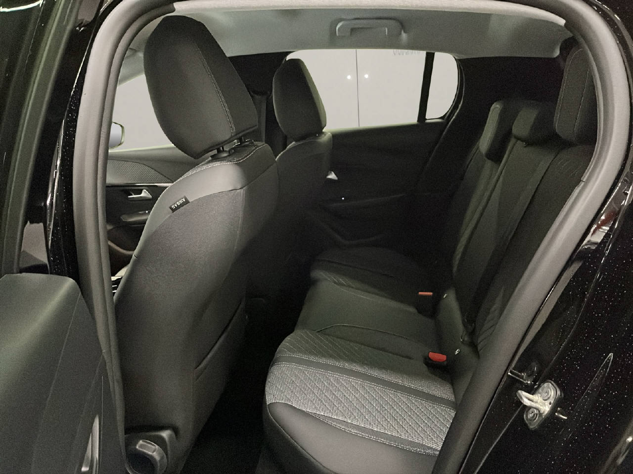 PEUGEOT 208 1.2 Hybrid Allure Premium-image-9
