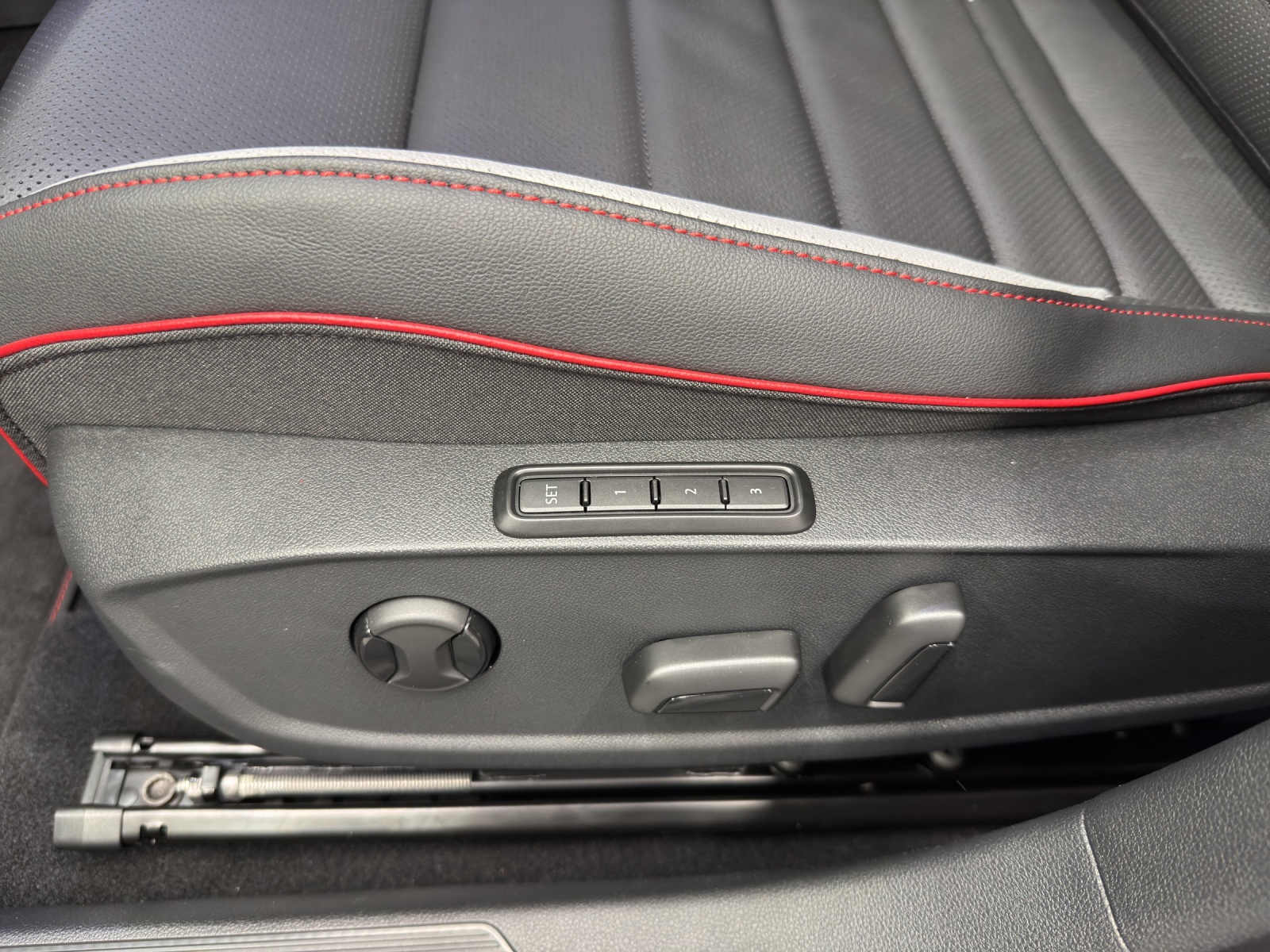 VW Golf VIII 2.0 TSI GTI DSG-image-12