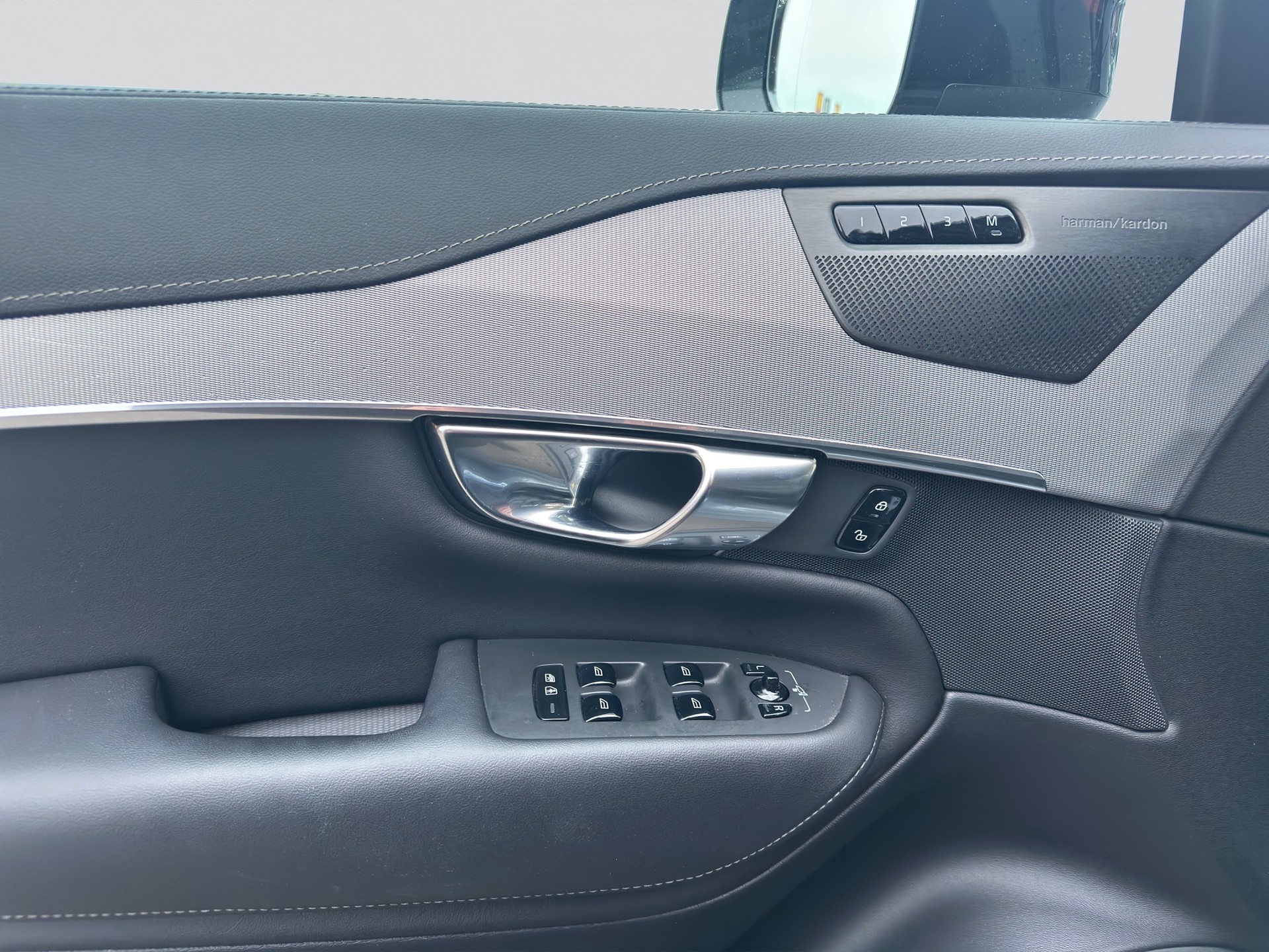 VOLVO XC90 B5 AWD Plus Dark Geartronic 7PL-image-10