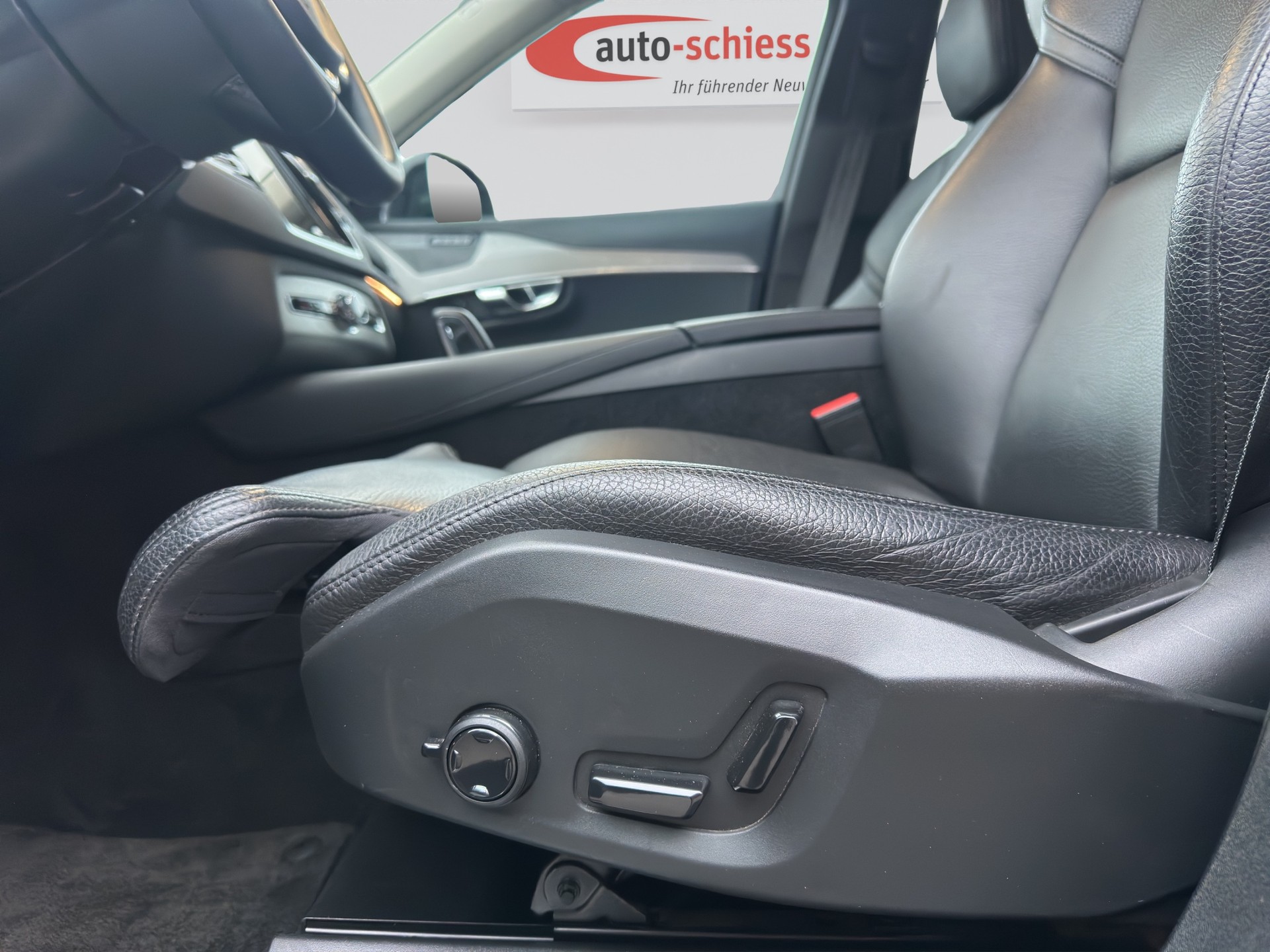 VOLVO XC90 B5 AWD Plus Dark Geartronic 7PL-image-9