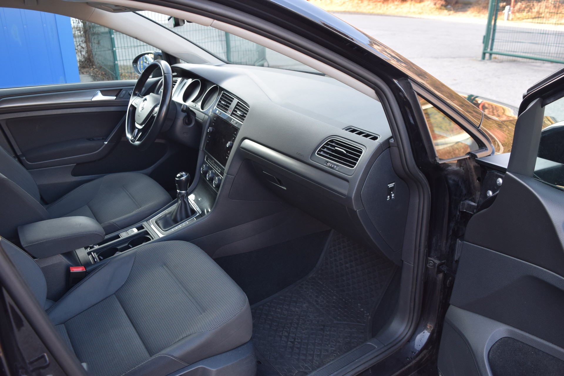 VW Golf 2.0 TDI Comfortline Swiss Line Limited 4M-image-9