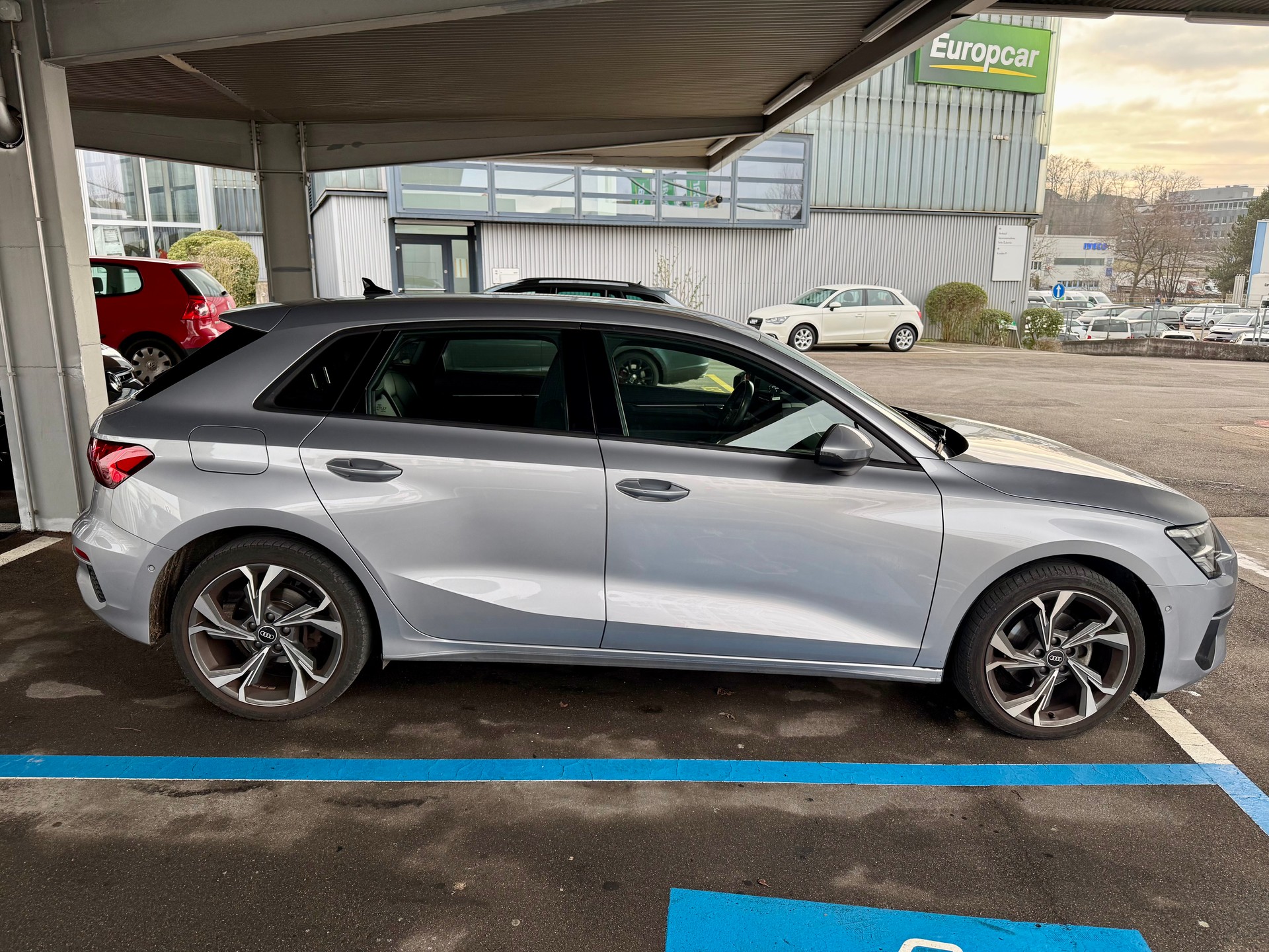 AUDI A3 Sportback 35 TFSI Attraction-image-2