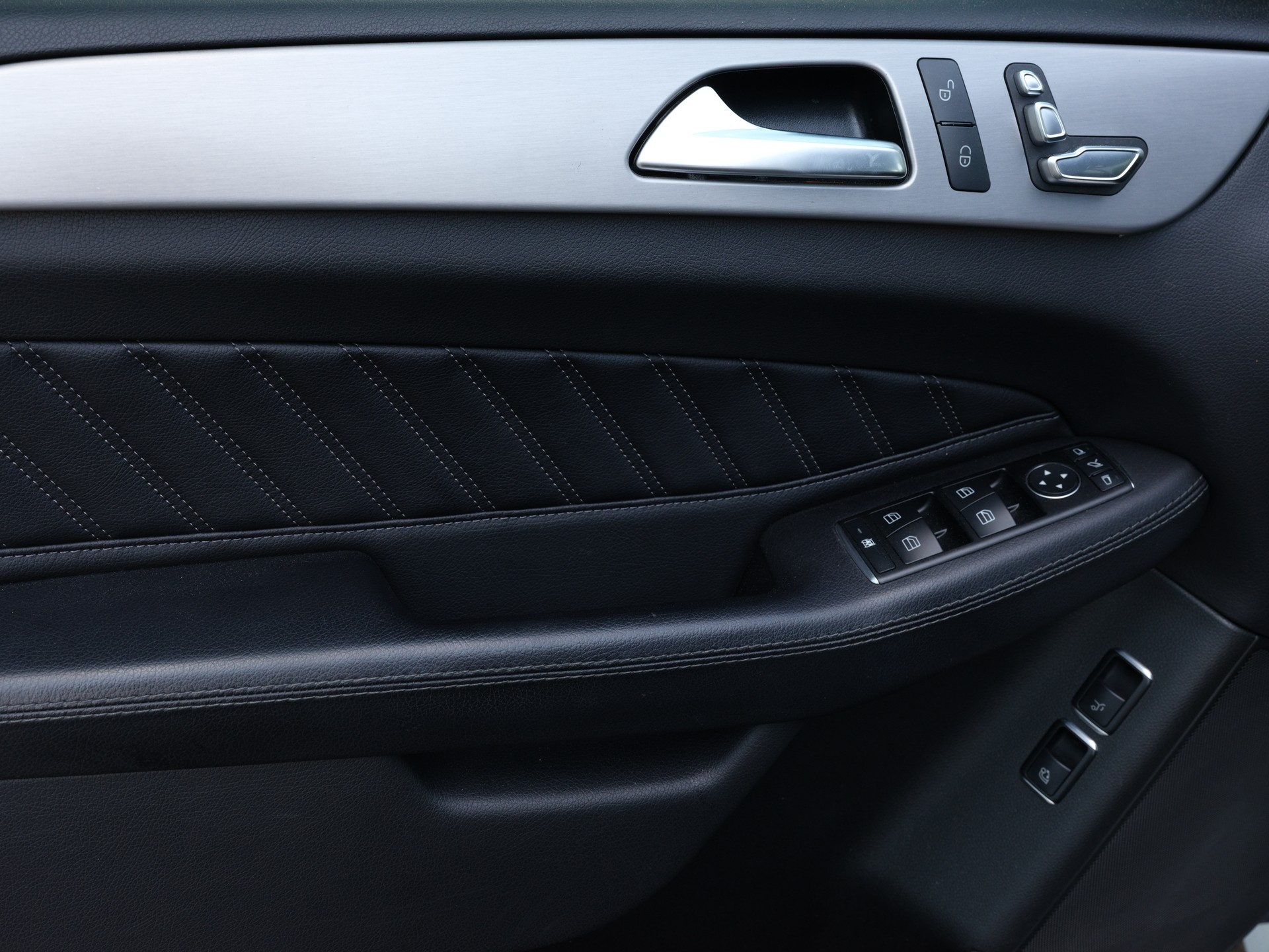 MERCEDES-BENZ GLE 350 d 4Matic AMG-Line 9G-Tronic-image-11