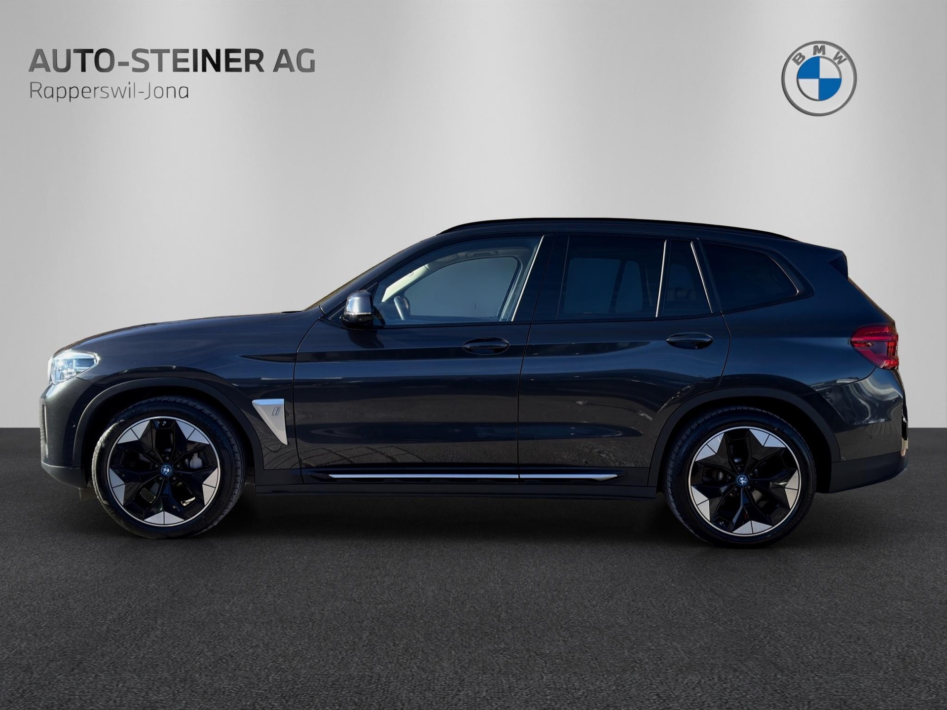 BMW iX3 Impressive-showroom-element-1
