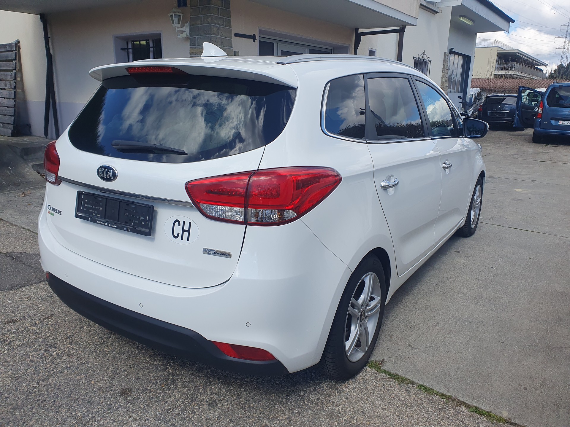 KIA Carens 1.7 CRDi Trend DCT-image-2
