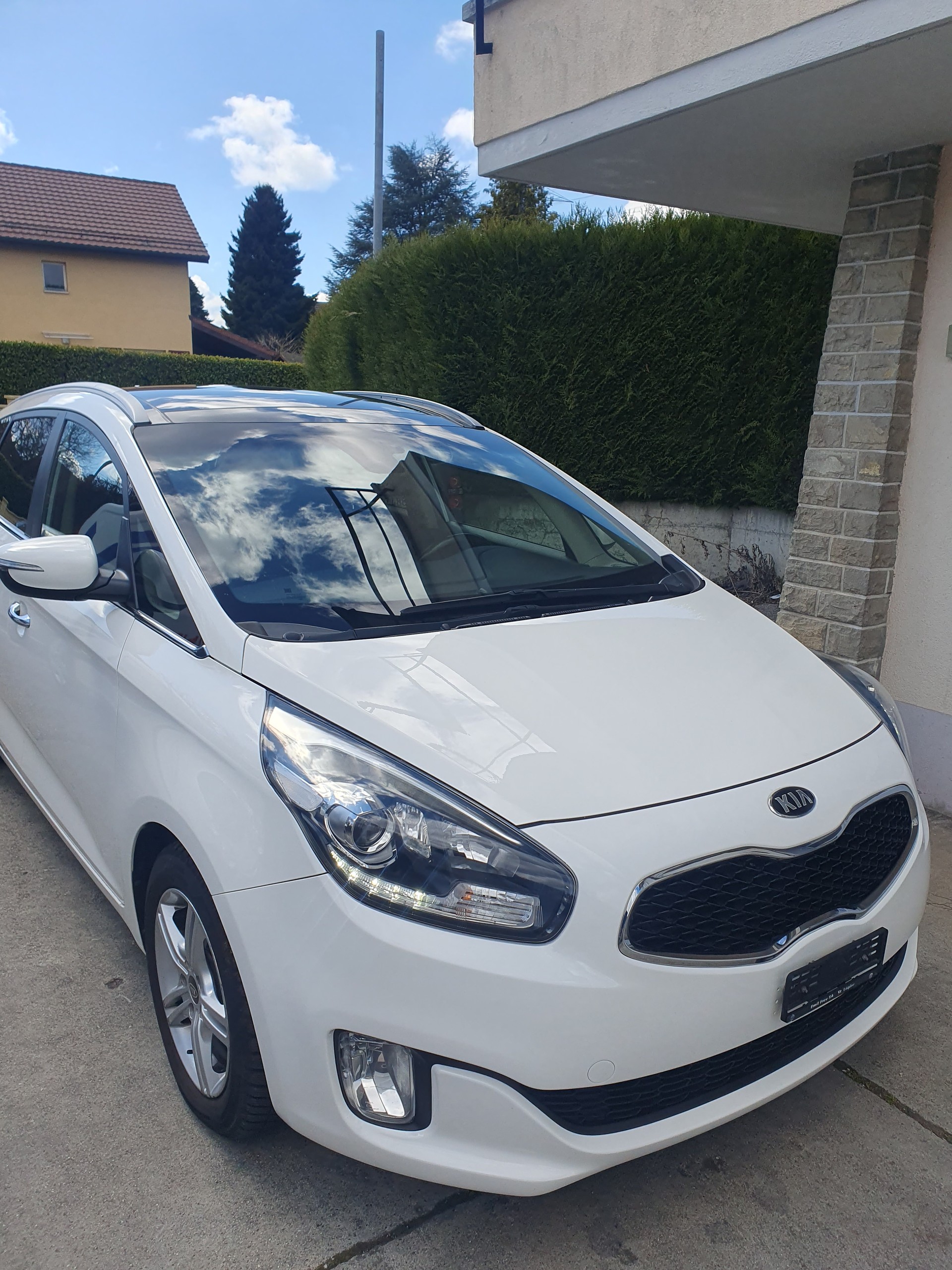 KIA Carens 1.7 CRDi Trend DCT-image-1