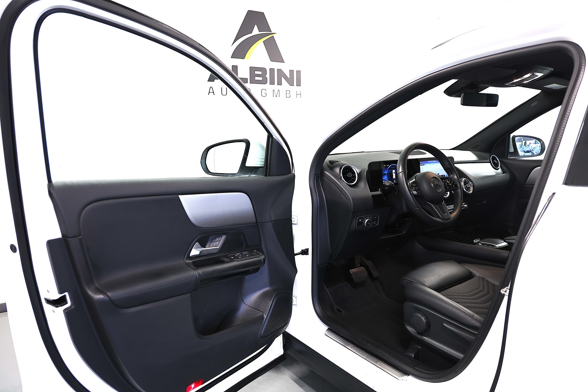 MERCEDES-BENZ GLA 200d 4Matic Style 8G-DCT-image-4