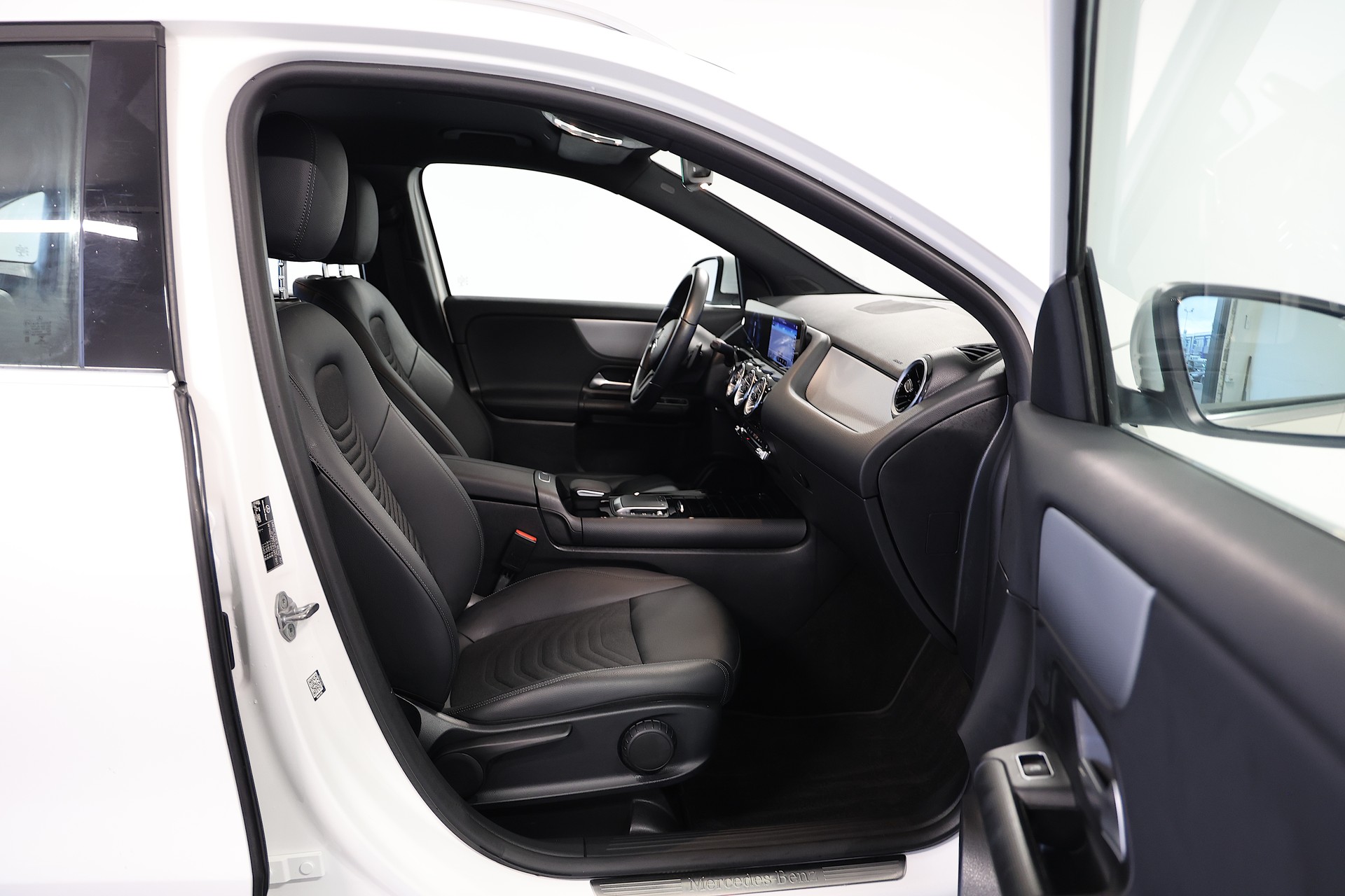 MERCEDES-BENZ GLA 200d 4Matic Style 8G-DCT-image-11