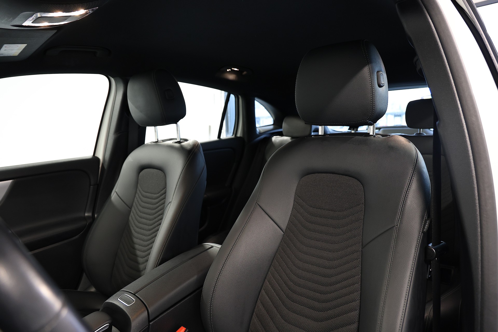 MERCEDES-BENZ GLA 200d 4Matic Style 8G-DCT-image-6