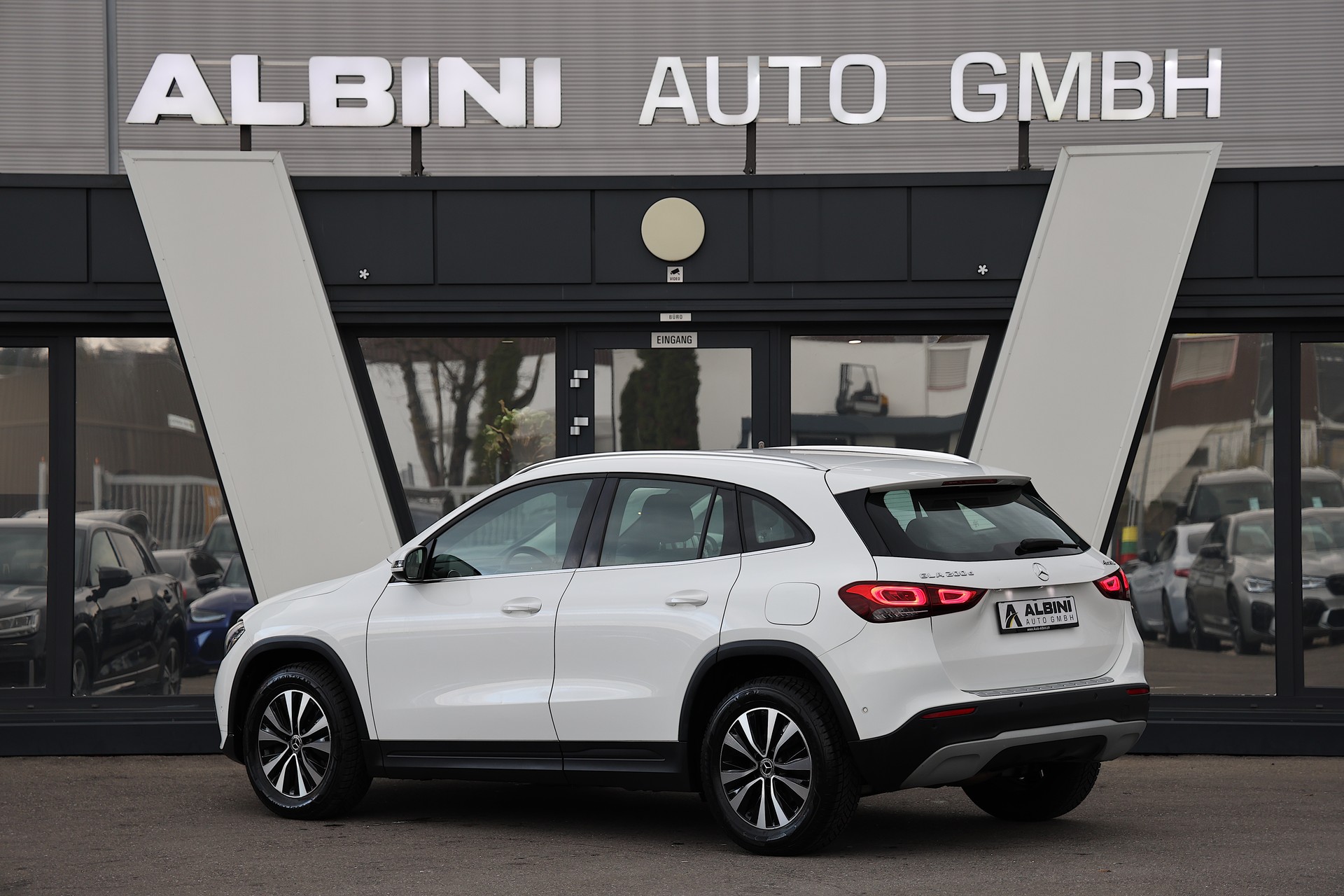 MERCEDES-BENZ GLA 200d 4Matic Style 8G-DCT-image-2