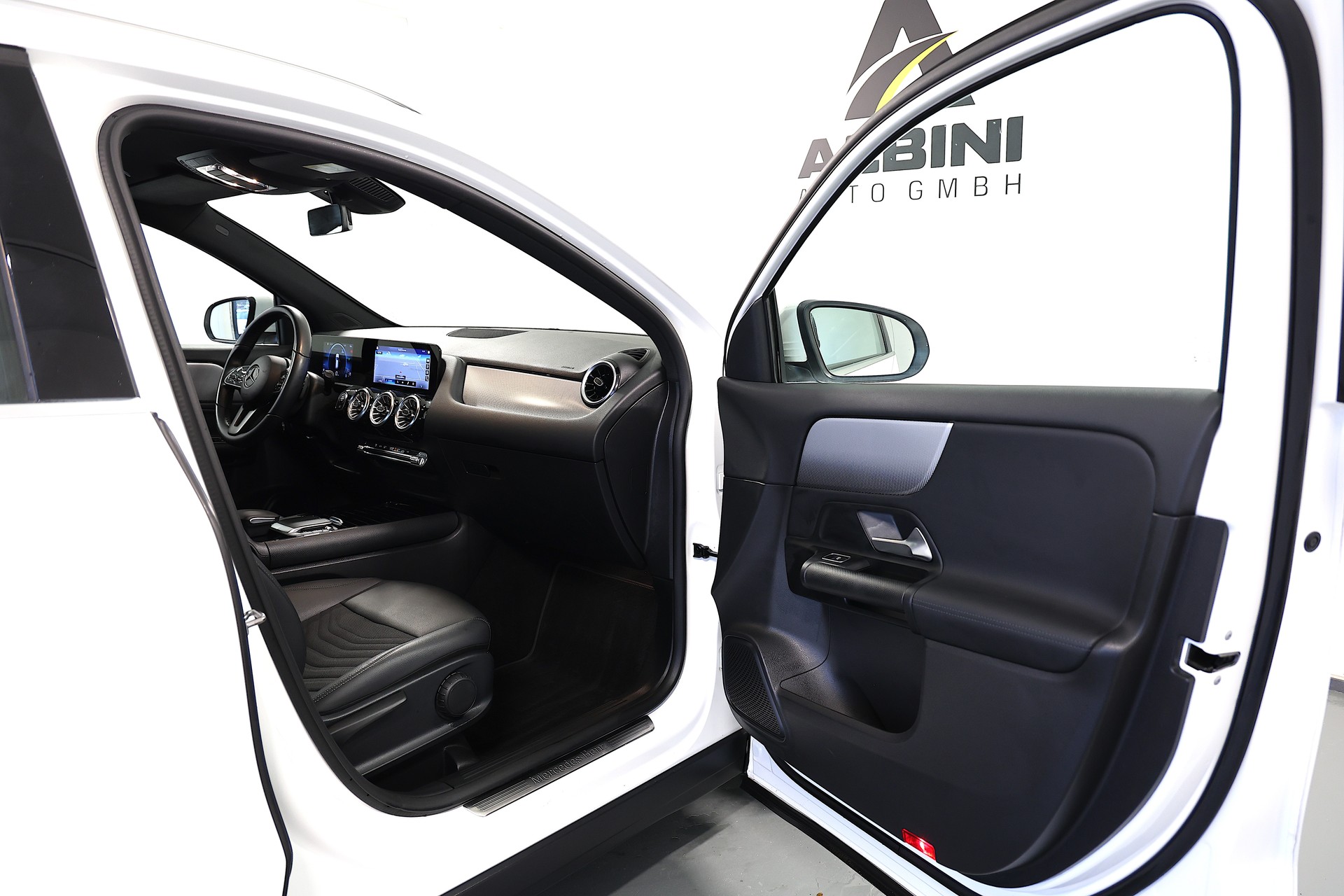 MERCEDES-BENZ GLA 200d 4Matic Style 8G-DCT-image-10