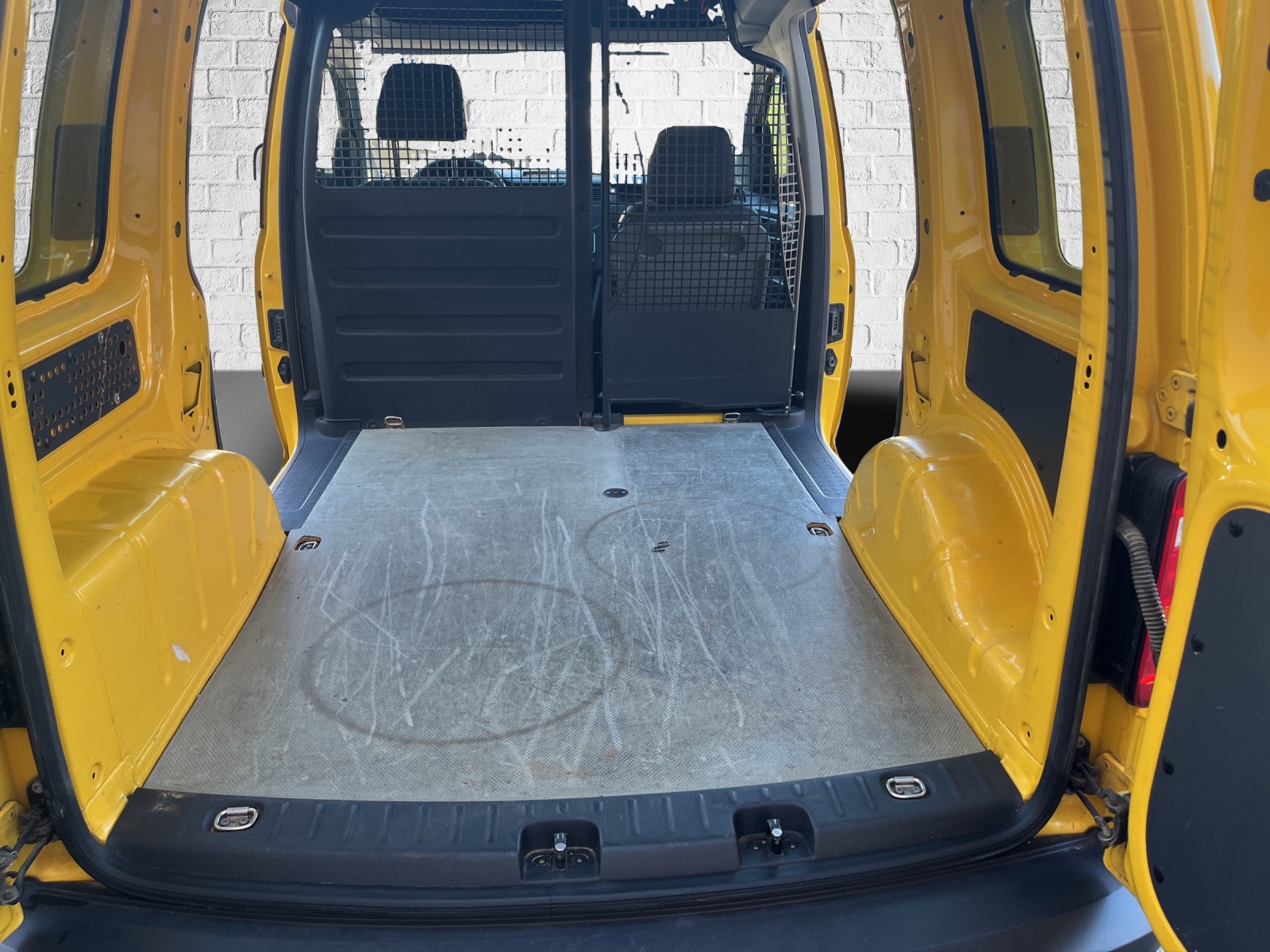 VW Caddy 2.0TDI BlueMotion Technology-image-15