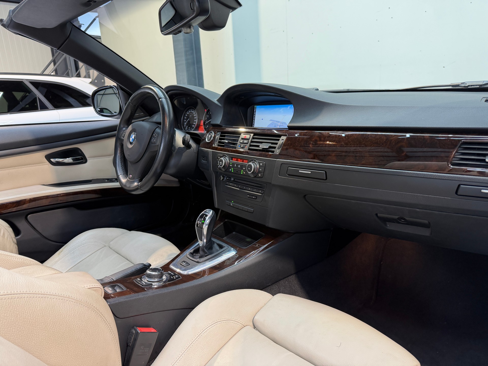 BMW 335i Cabriolet DSG-image-11