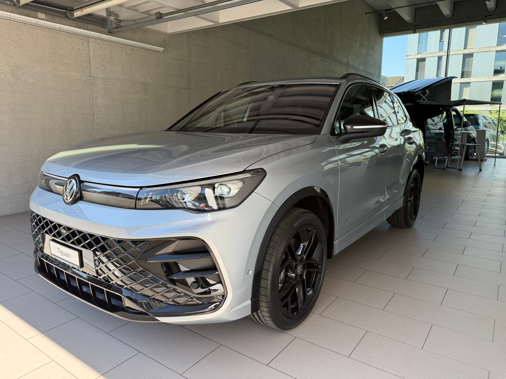 VW Tiguan 2.0 TSI DSG R-Line Plus 4Motion-image-2