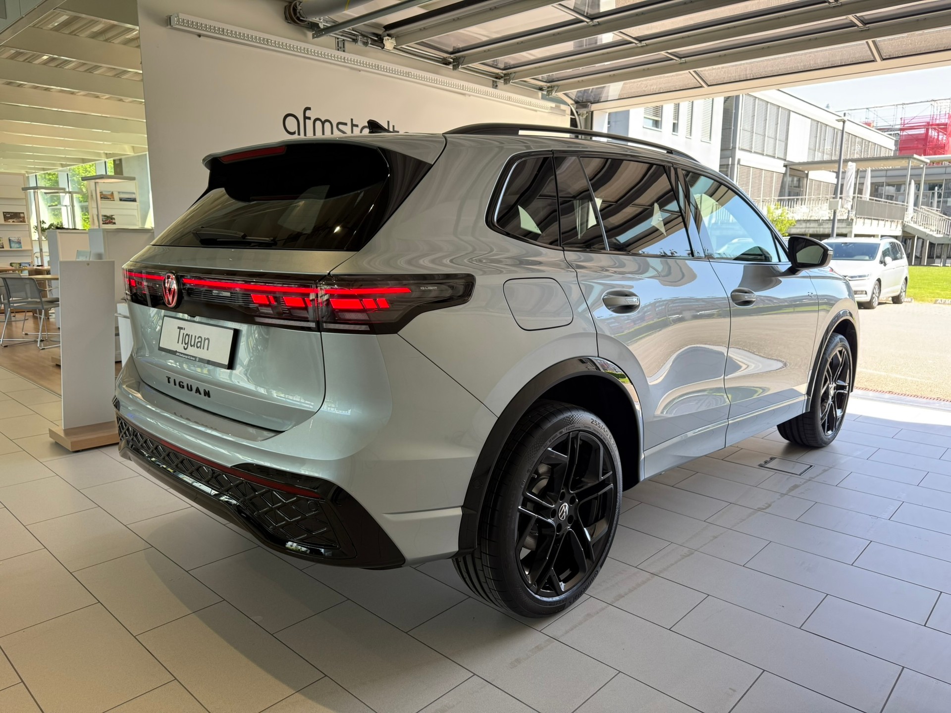 VW Tiguan 2.0 TSI DSG R-Line Plus 4Motion-image-5