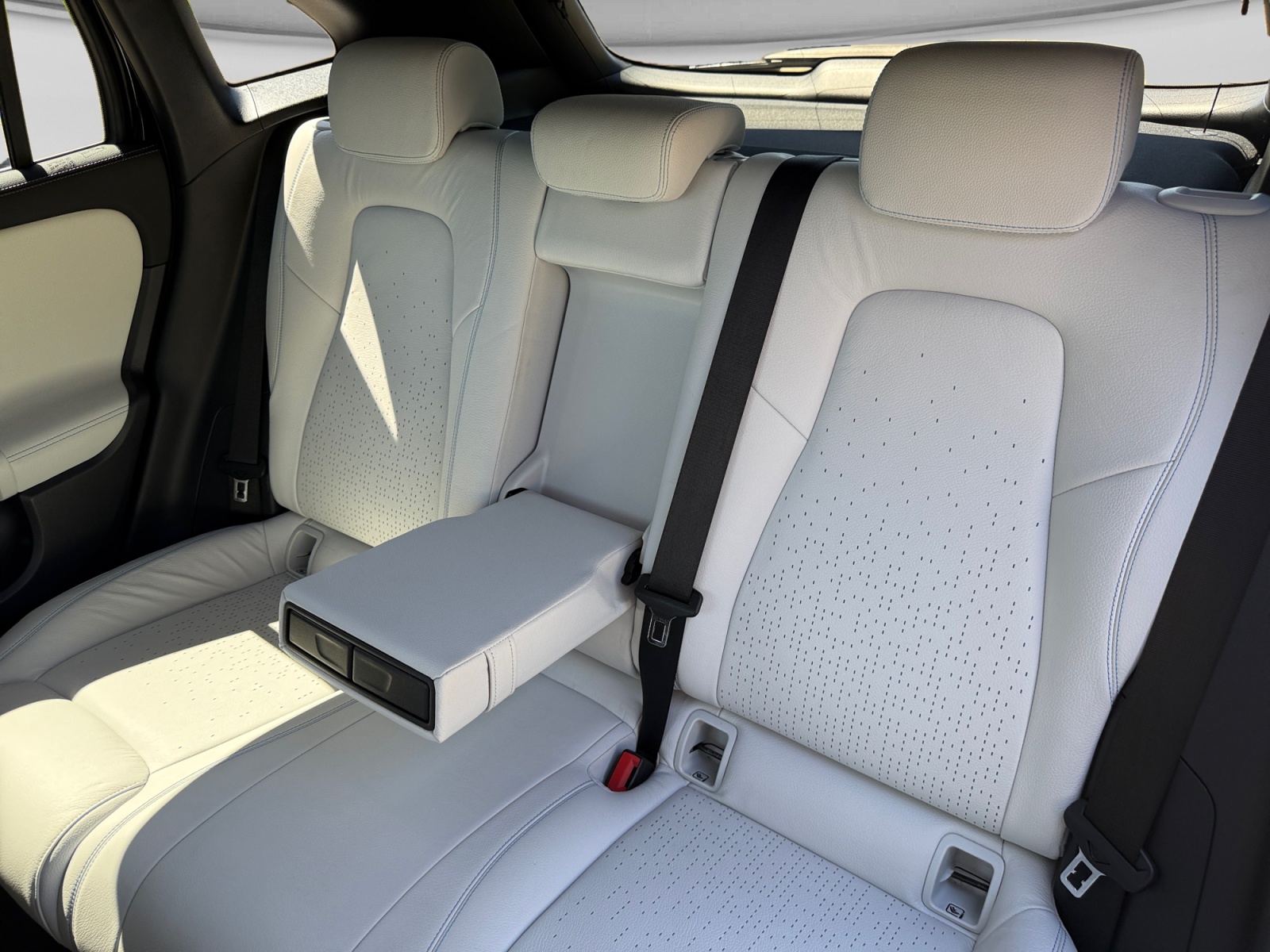 MERCEDES-BENZ EQA 250 AMG Line-image-16